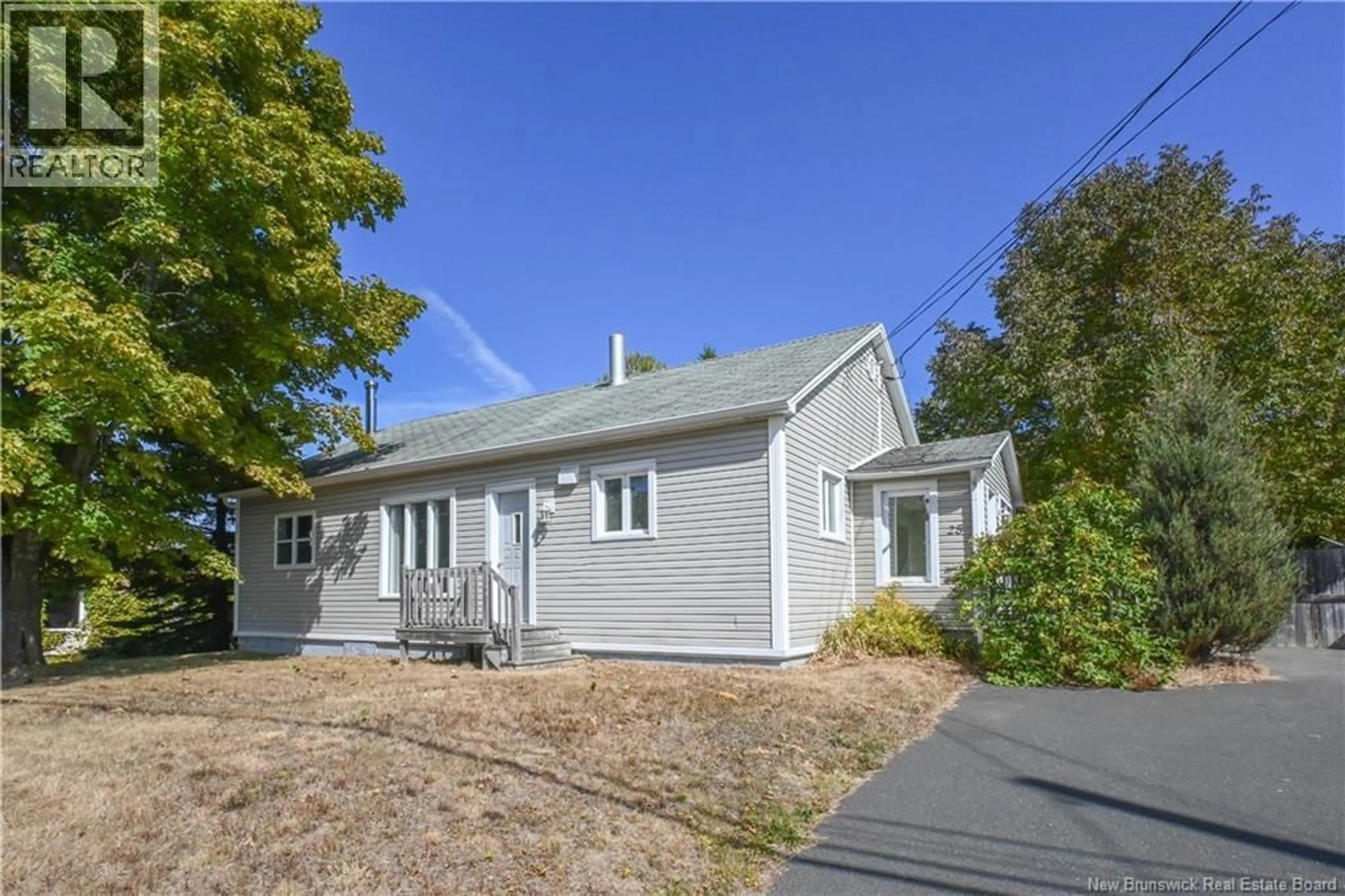 A pic from outside/outdoor area/front of a property/back of a property/a pic from drone, street for 25 RUE DU PORTAGE, Caraquet New Brunswick E1W1A8