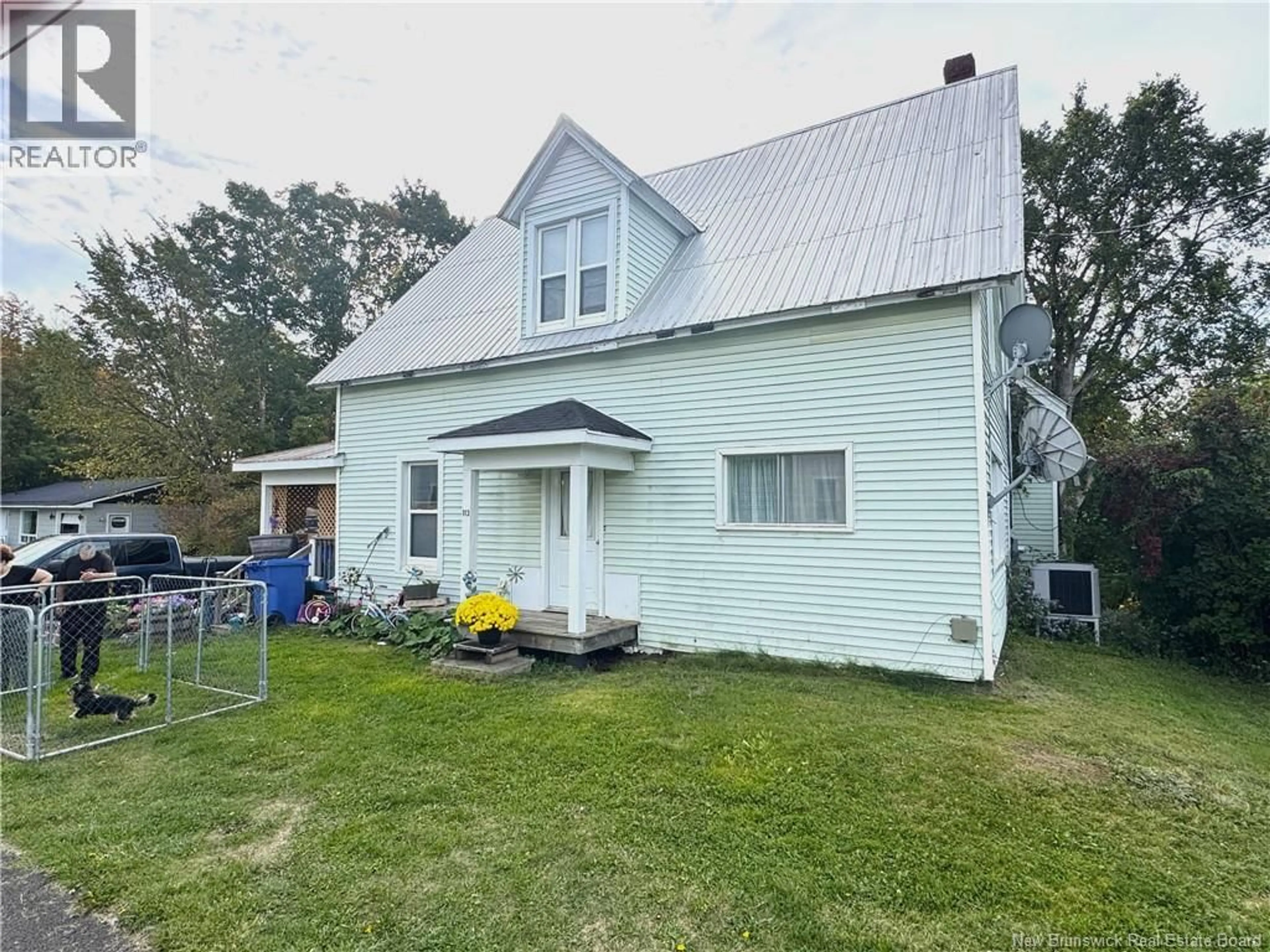 A pic from outside/outdoor area/front of a property/back of a property/a pic from drone, building for 113 SAINT JOHN STREET, Woodstock New Brunswick E7M2T8