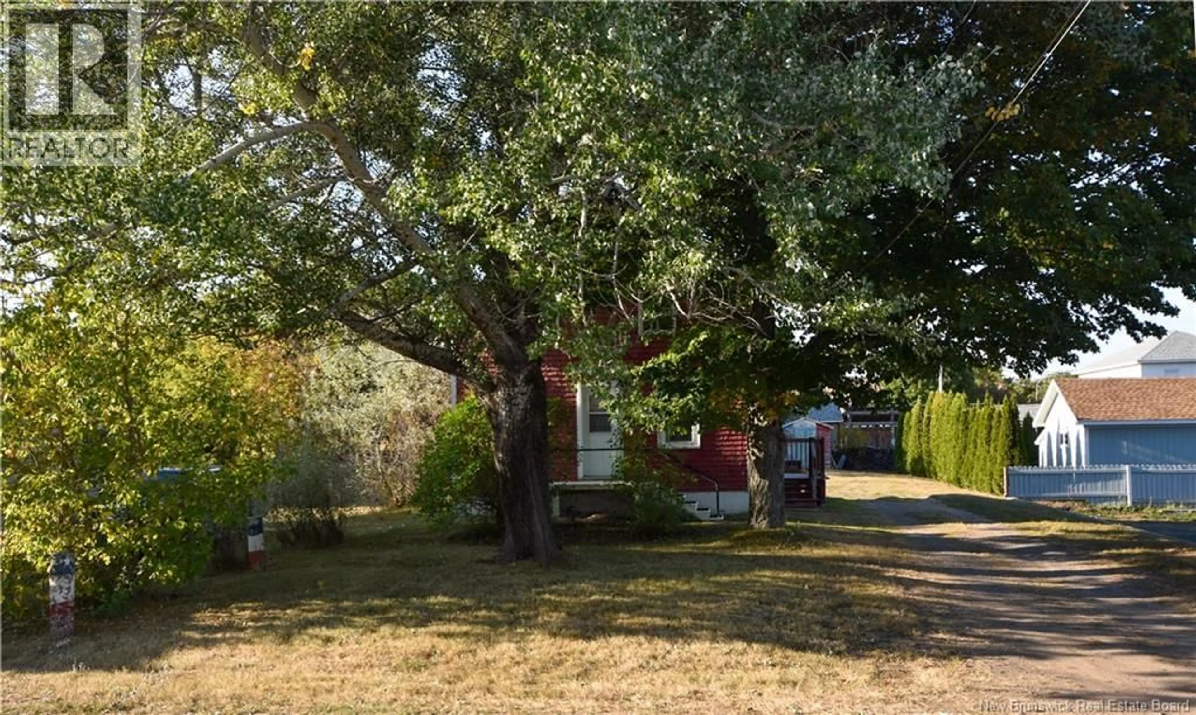 A pic from outside/outdoor area/front of a property/back of a property/a pic from drone, street for 455 GEORGES OUEST, Tracadie New Brunswick E1X1C8