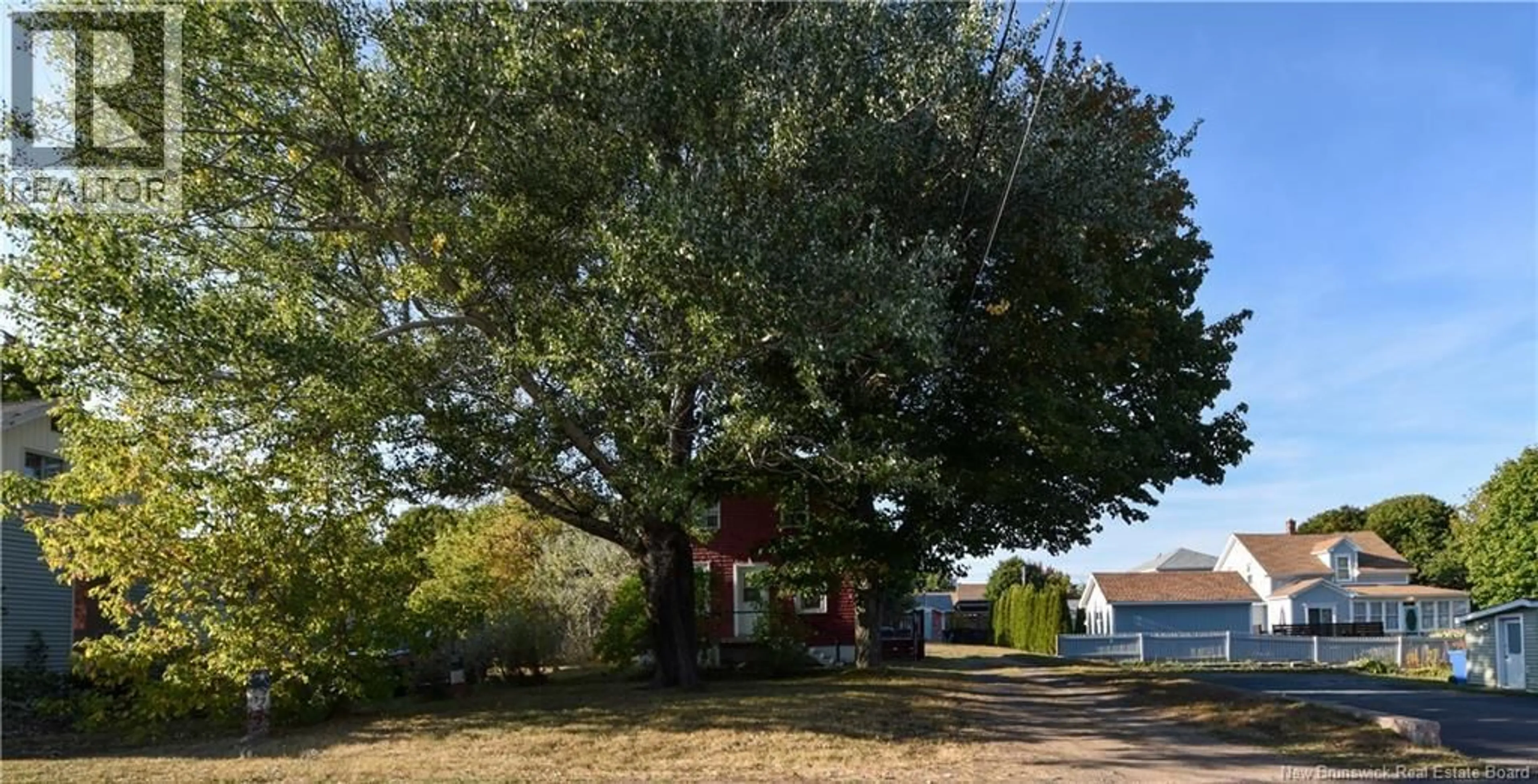 A pic from outside/outdoor area/front of a property/back of a property/a pic from drone, street for 455 GEORGES OUEST, Tracadie New Brunswick E1X1C8