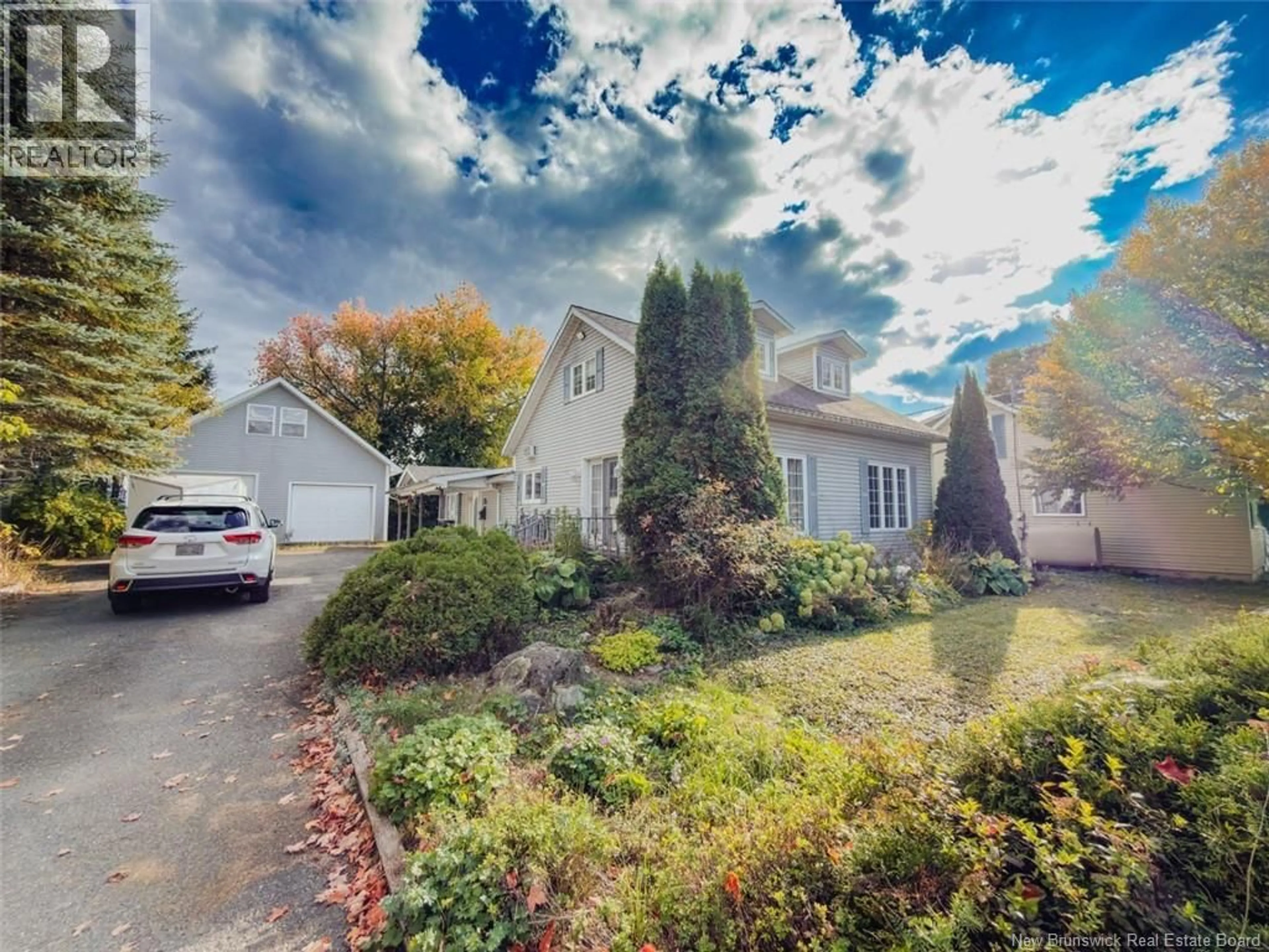 A pic from outside/outdoor area/front of a property/back of a property/a pic from drone, street for 62 HILLCREST AVENUE, Hartland New Brunswick E7P1M7