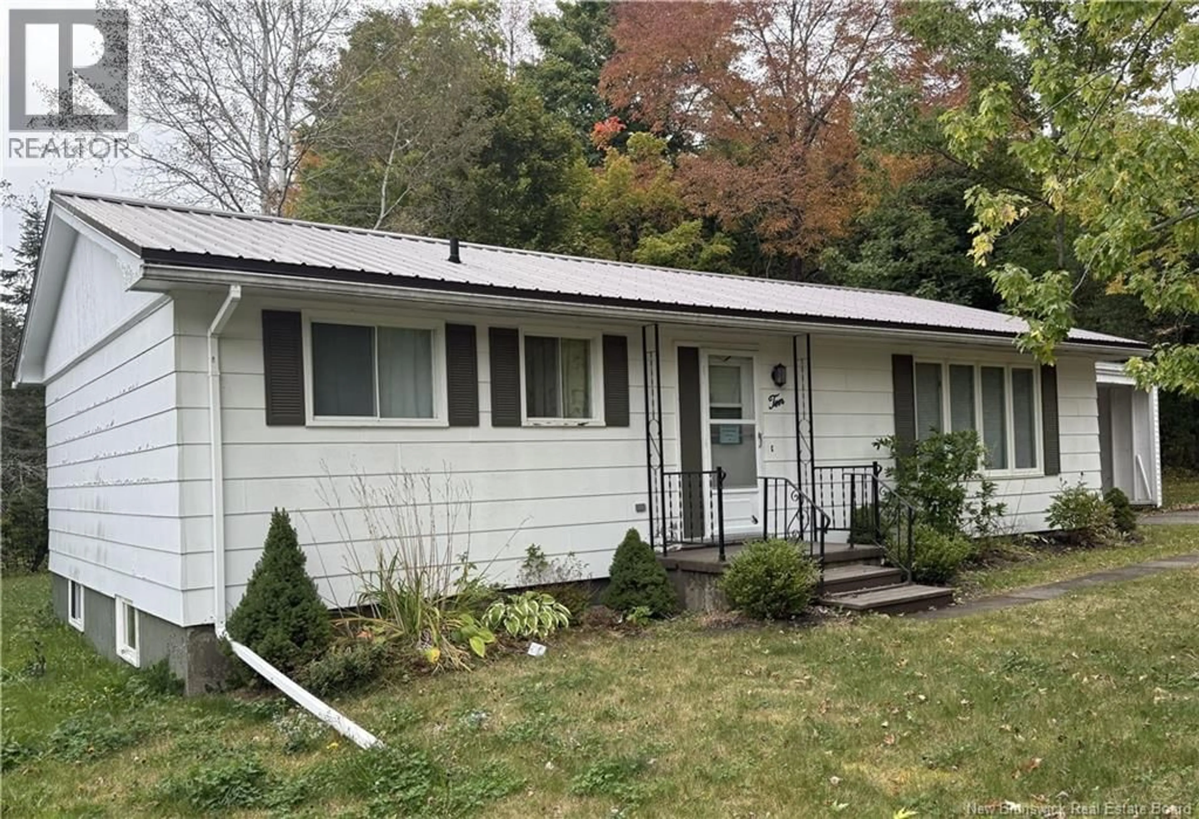 Home with vinyl exterior material, street for 10 PRESCOTT COURT, St. Stephen New Brunswick E3L3B8