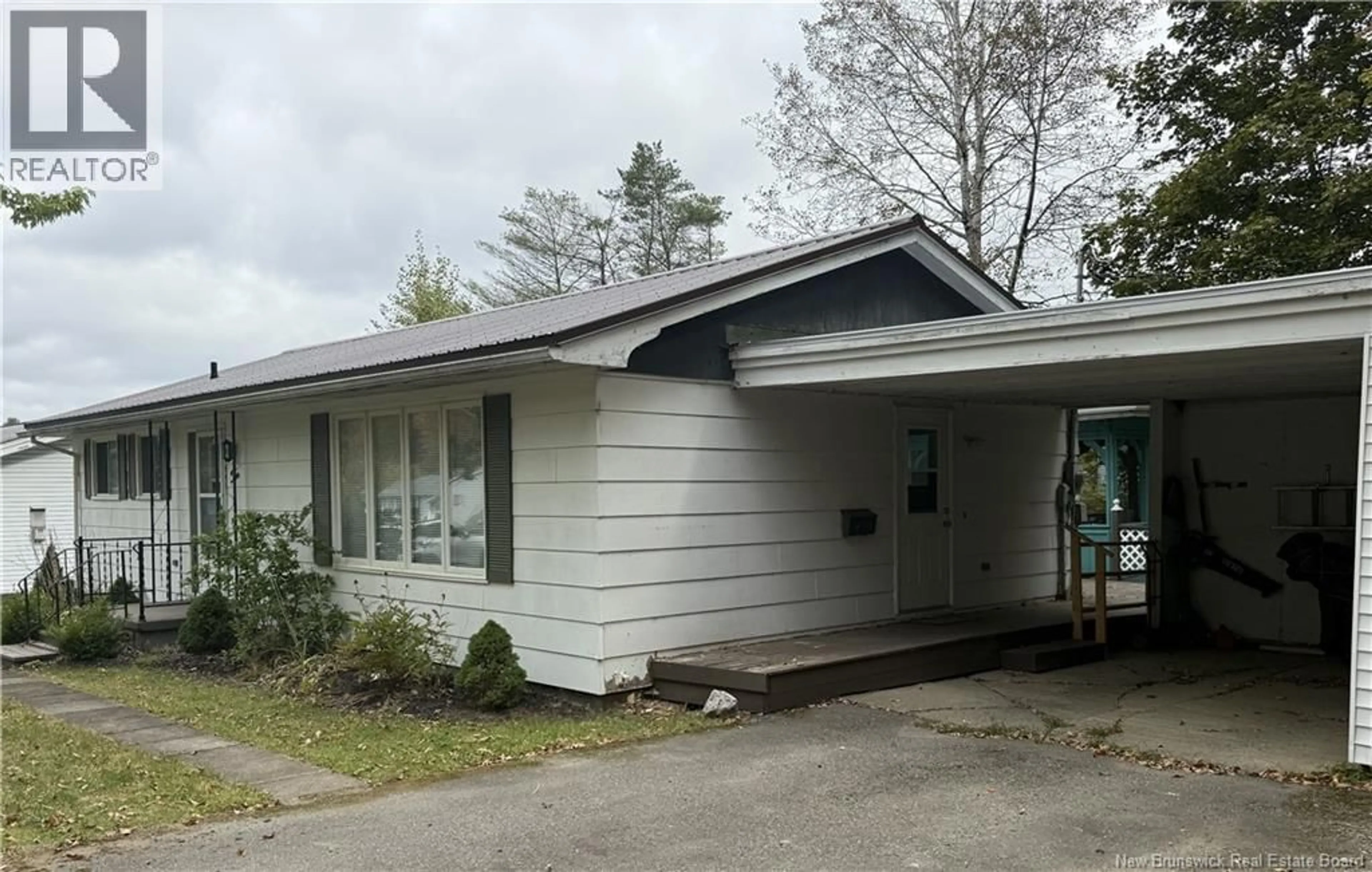 Home with vinyl exterior material, street for 10 PRESCOTT COURT, St. Stephen New Brunswick E3L3B8