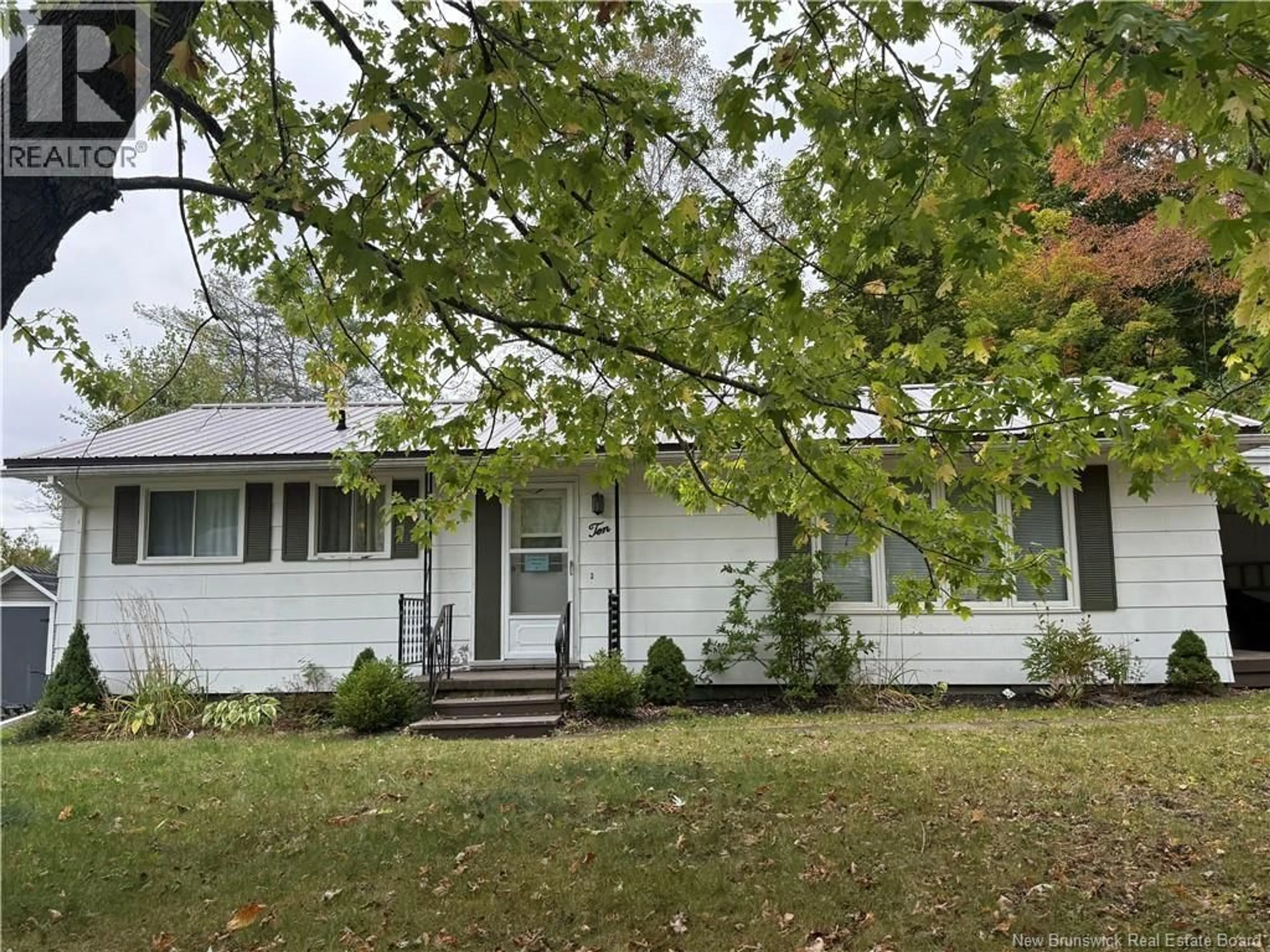 Home with vinyl exterior material, street for 10 PRESCOTT COURT, St. Stephen New Brunswick E3L3B8