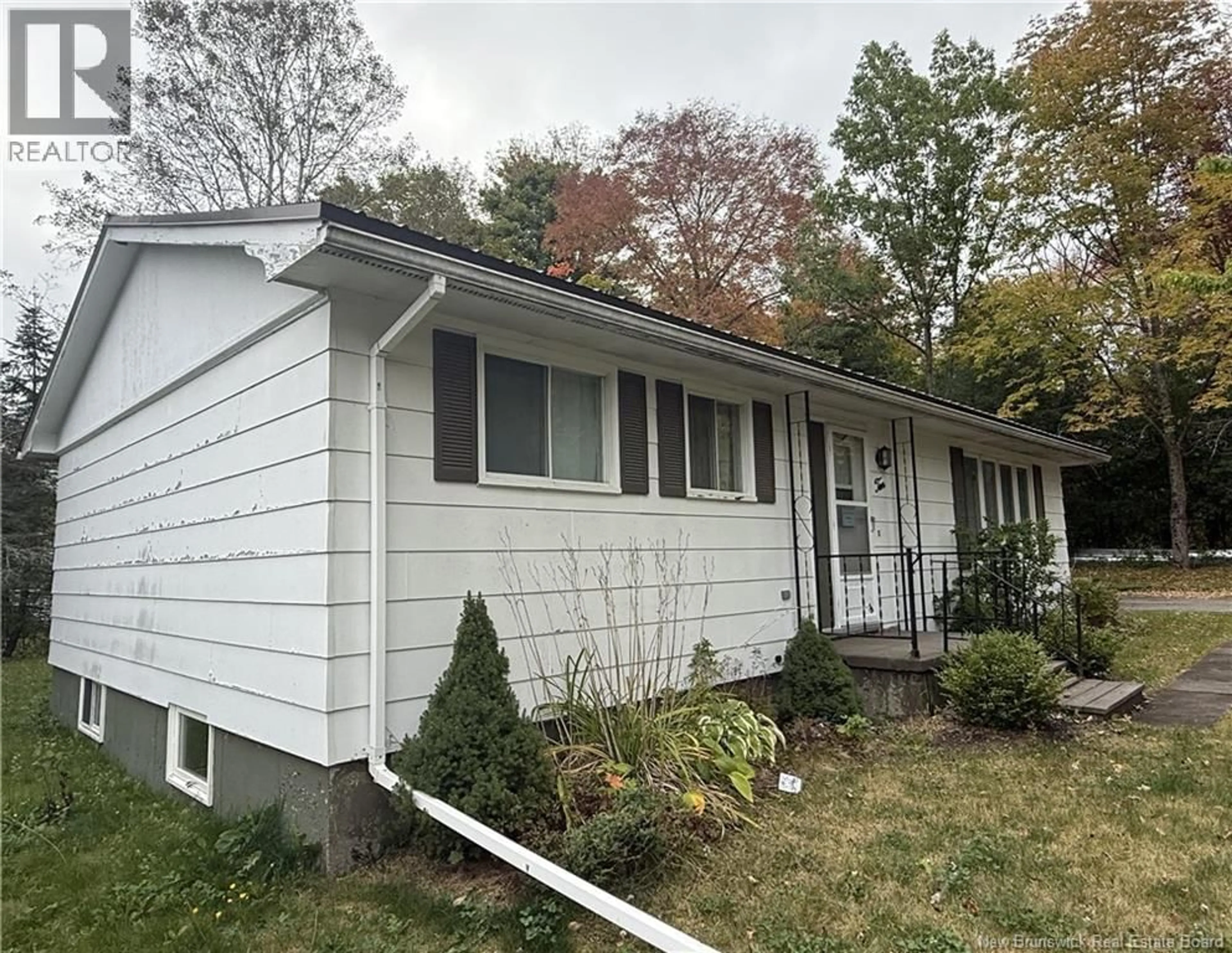 Home with vinyl exterior material, street for 10 PRESCOTT COURT, St. Stephen New Brunswick E3L3B8