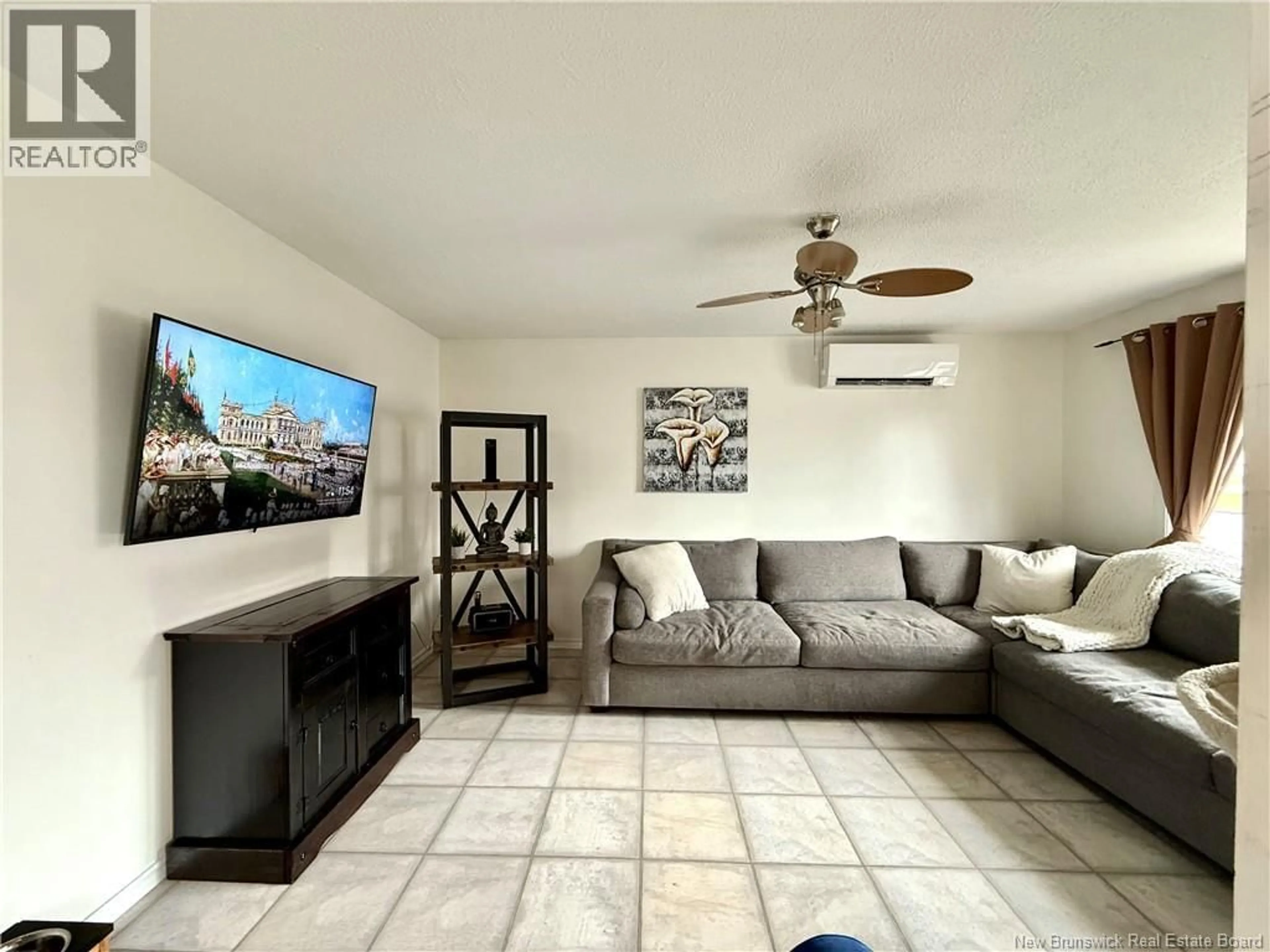 Living room with furniture, unknown for 48 31 IÈME AVENUE, Edmundston New Brunswick E3V2R5