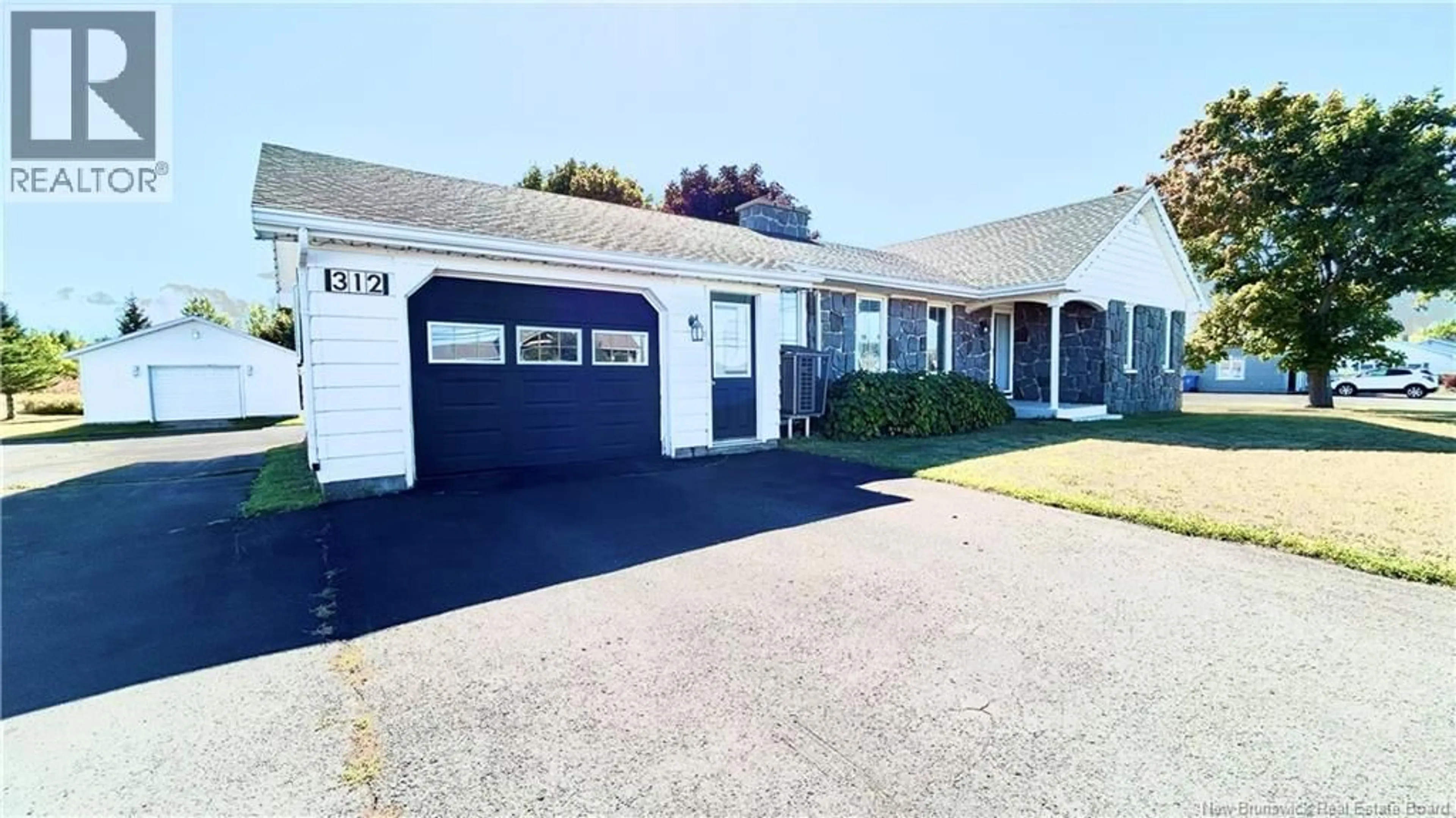 Indoor garage for 312 ST-PIERRE E BOULEVARD, Caraquet New Brunswick E1W1B4