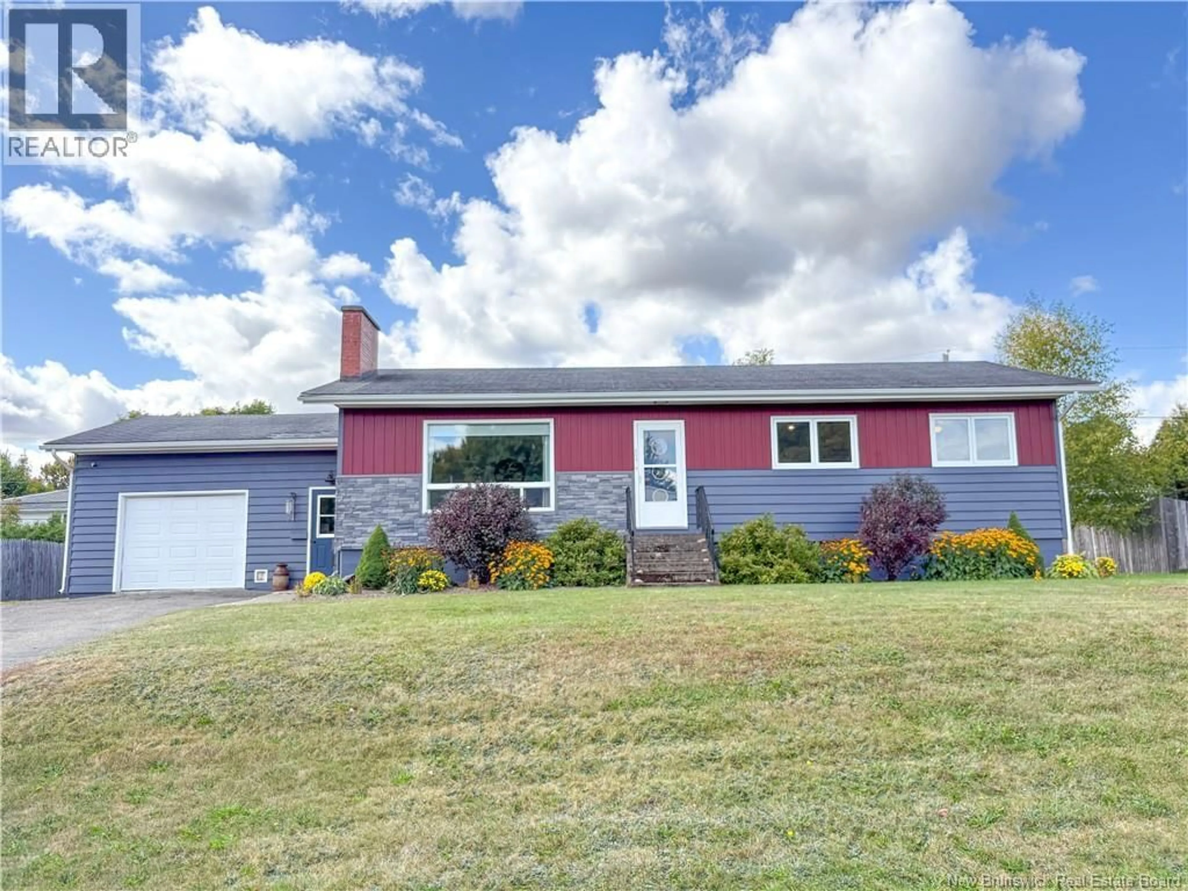 Home with vinyl exterior material, unknown for 117 CREIGHTON STREET, Woodstock New Brunswick E7M1M9