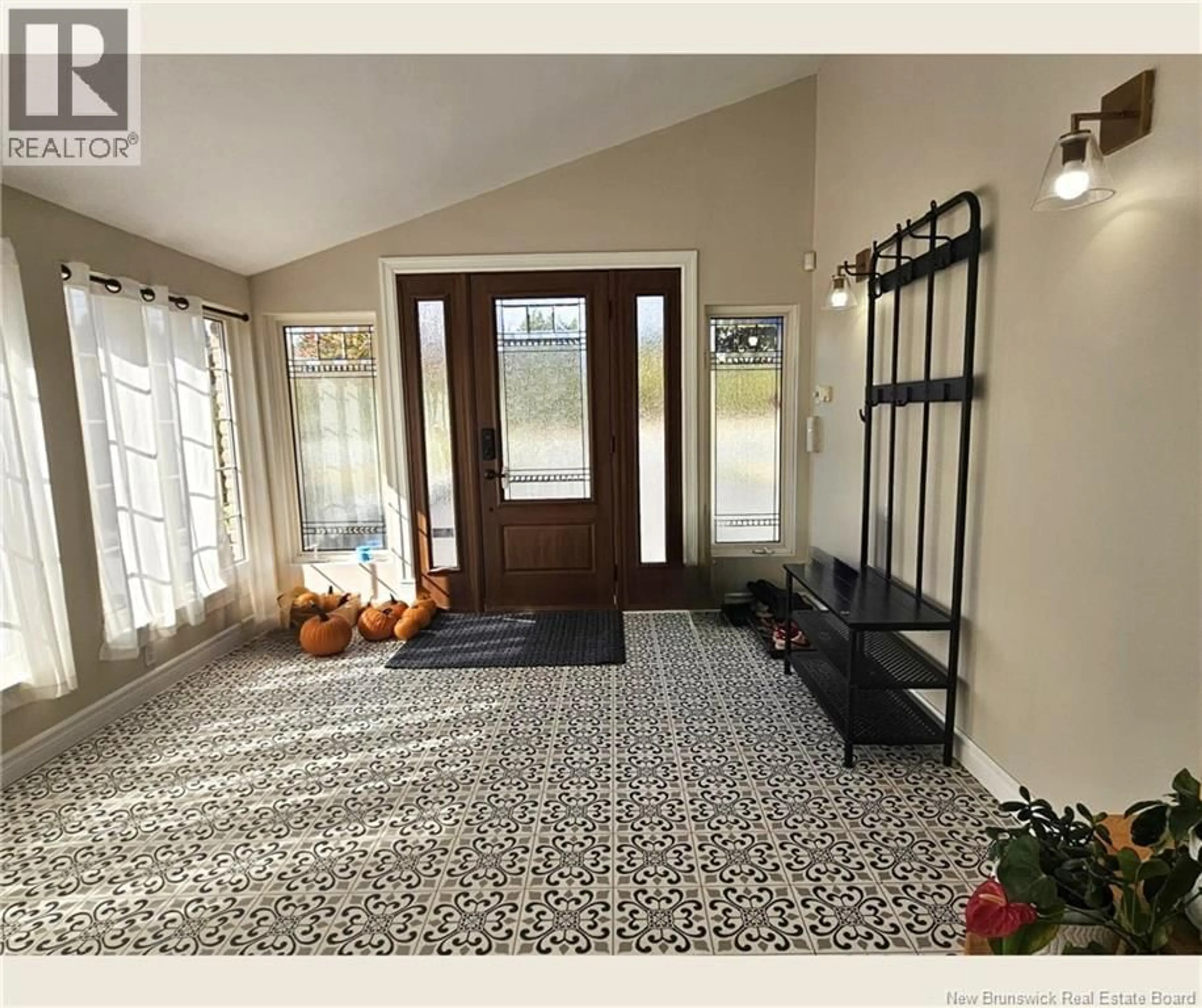 Indoor entryway for 4072 RUE PRINCIPALE, Tracadie New Brunswick E1X1B7