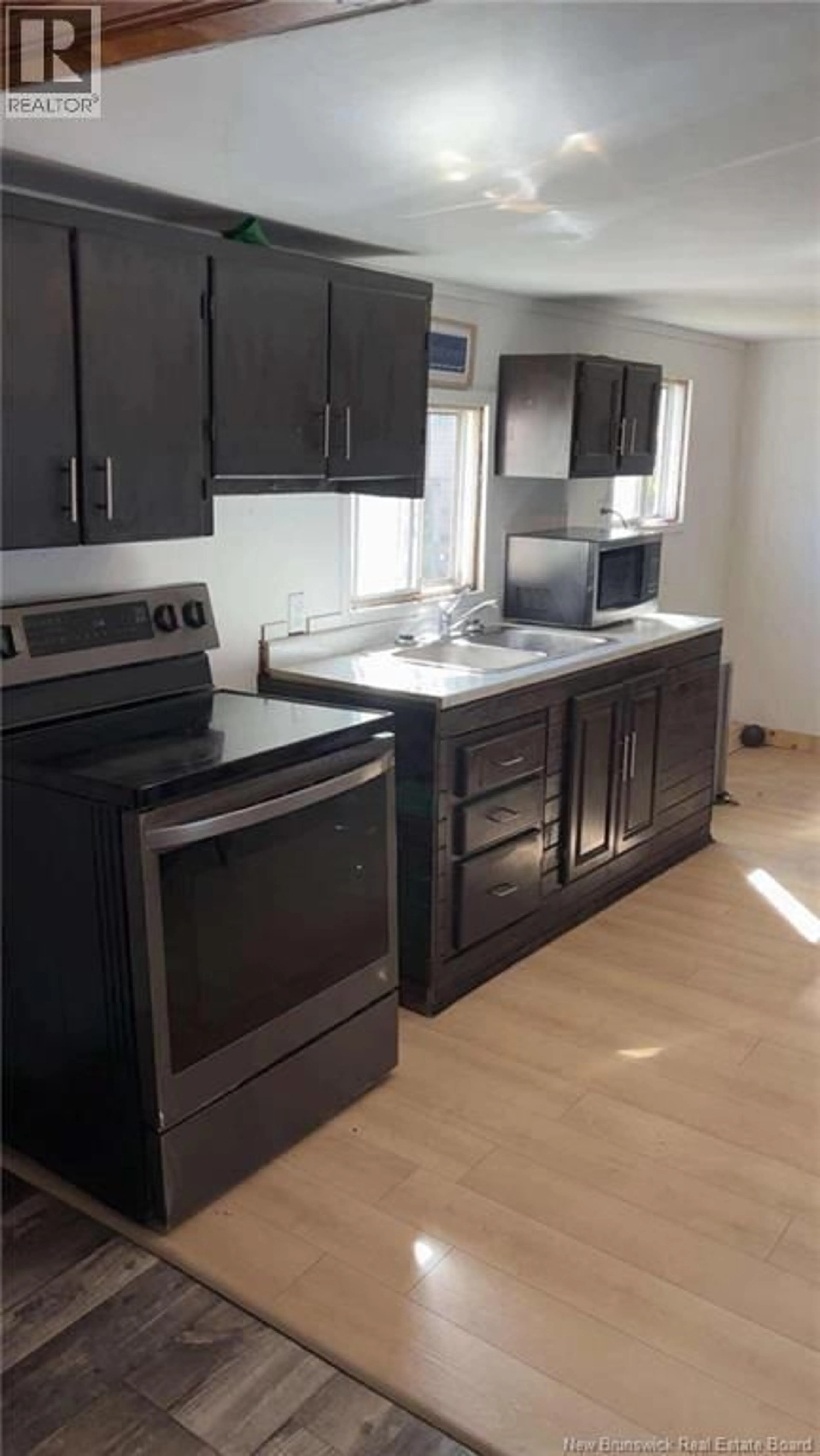 Standard kitchen, wood/laminate floor for 31 YOUNG STREET, Hillsborough New Brunswick E4H3E9