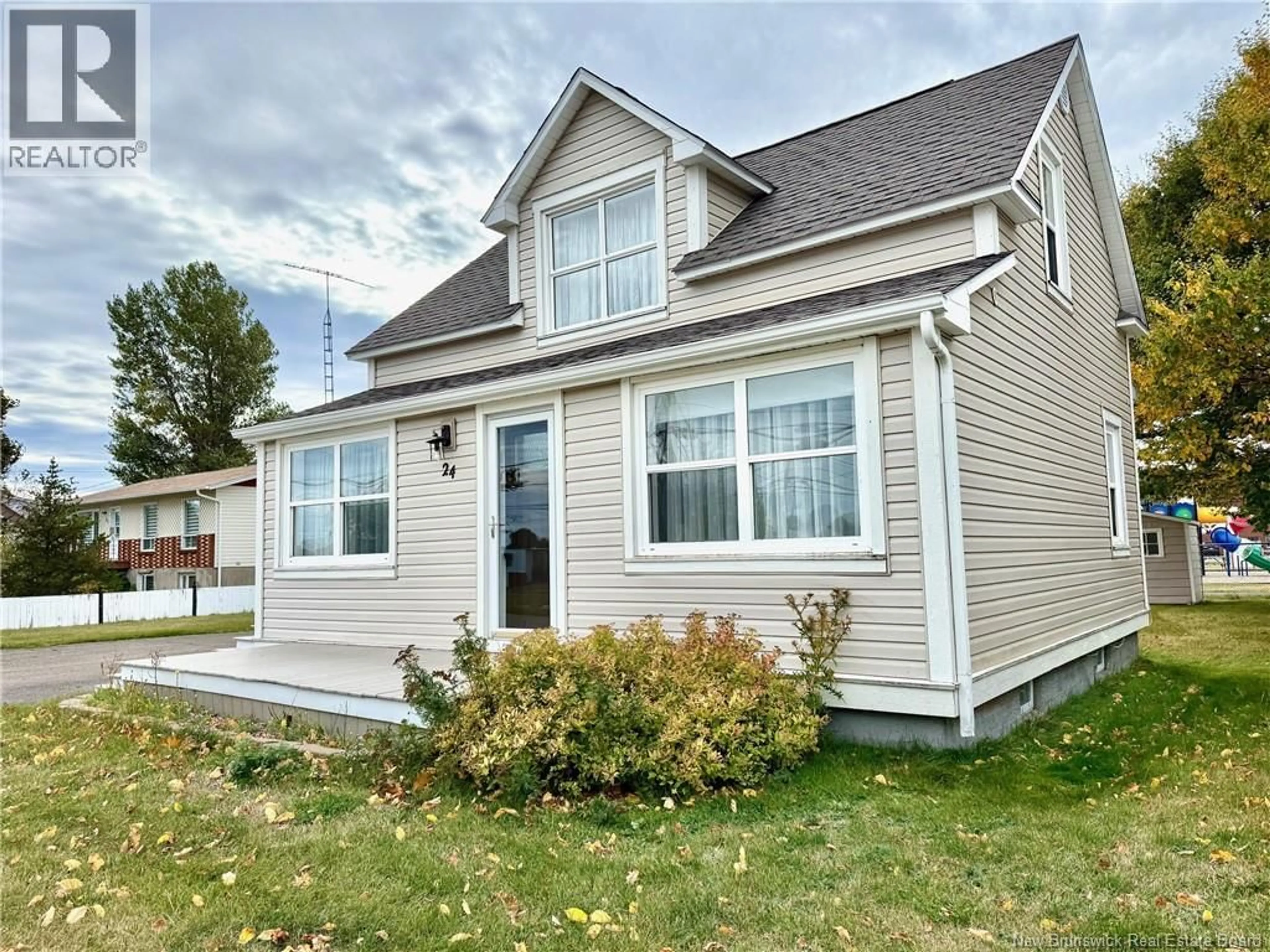 Home with vinyl exterior material, street for 24 RUE DES SAULES, Lamèque New Brunswick E8T1G8