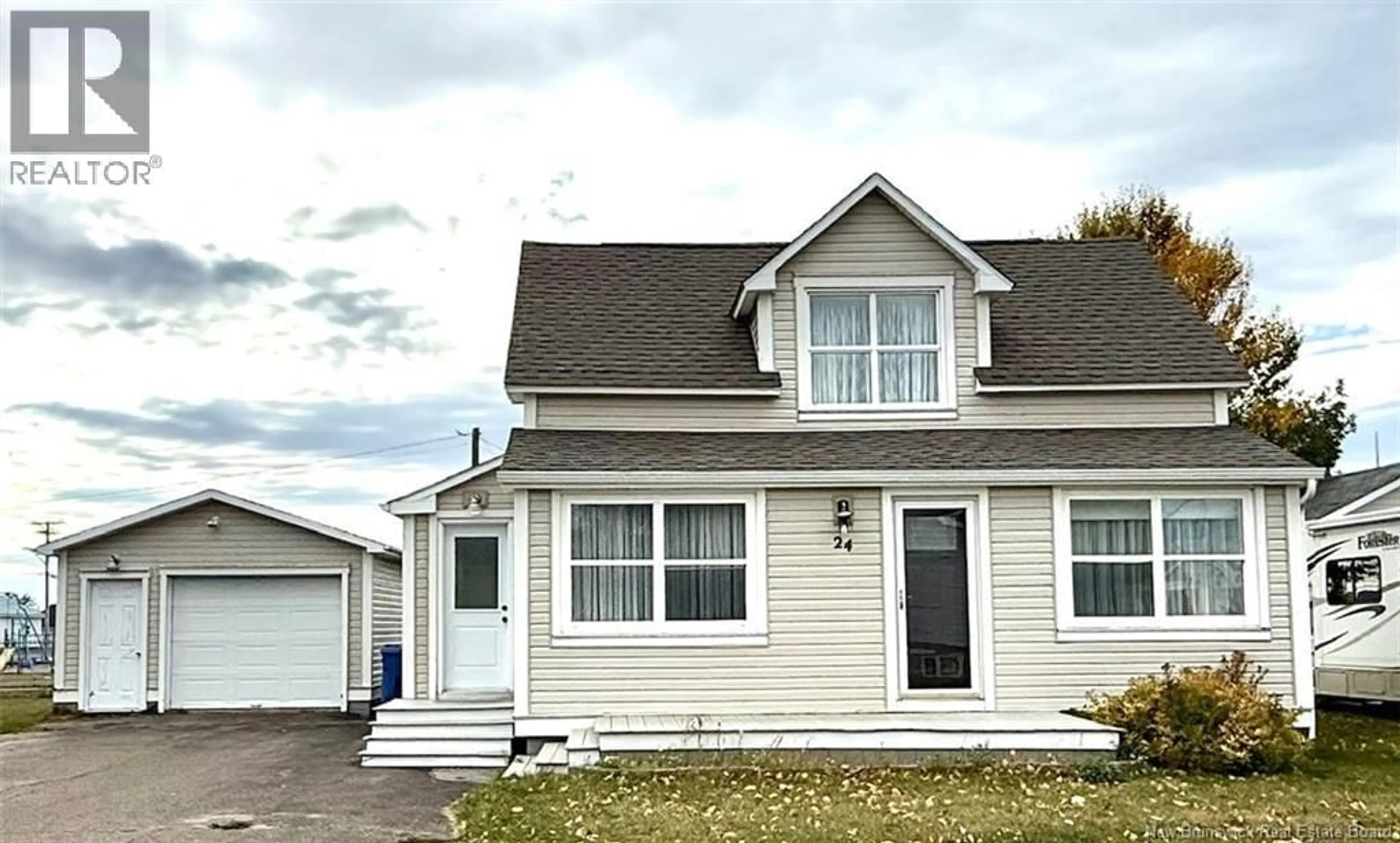 Home with vinyl exterior material, street for 24 RUE DES SAULES, Lamèque New Brunswick E8T1G8