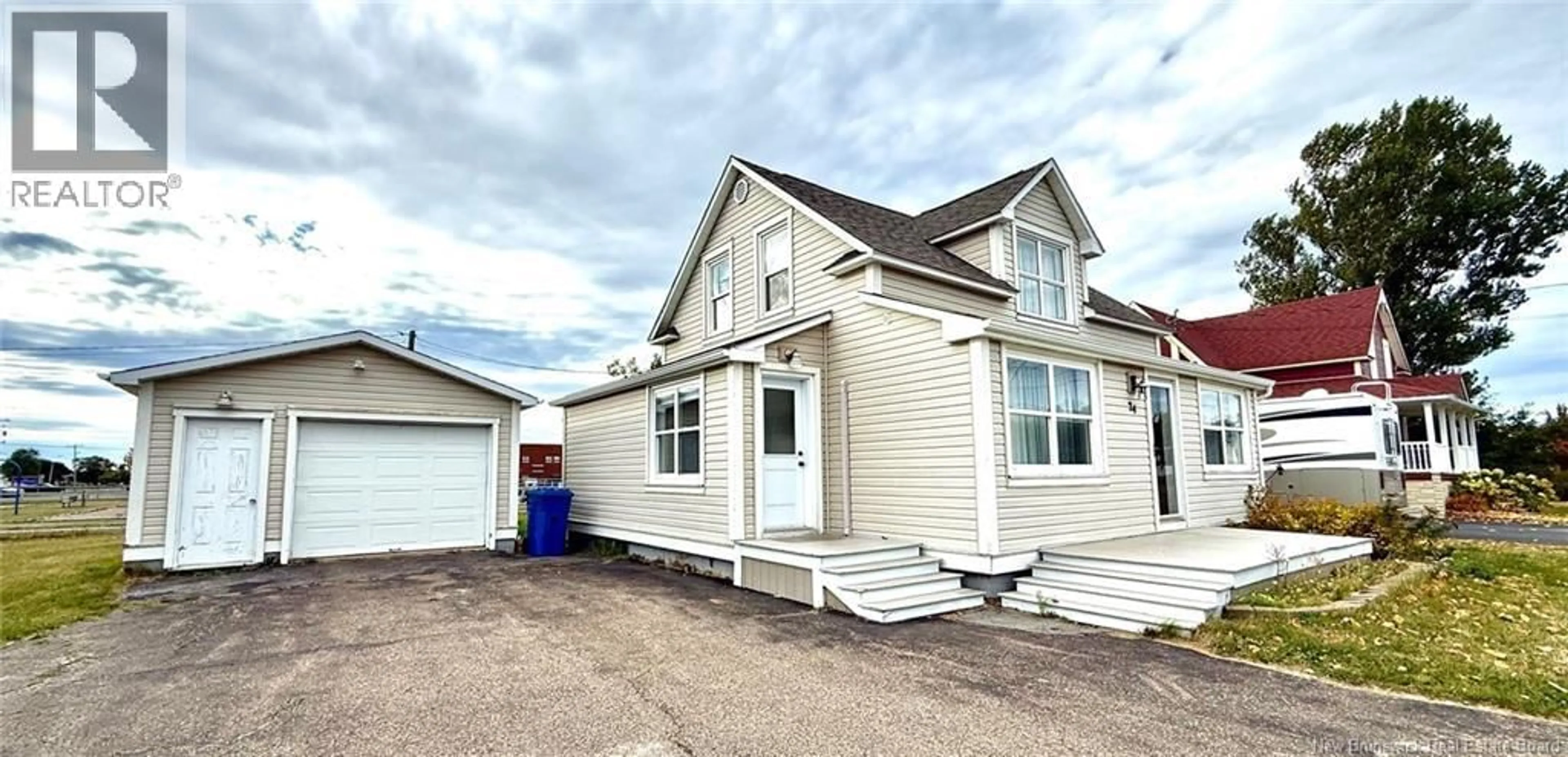 Home with vinyl exterior material, street for 24 RUE DES SAULES, Lamèque New Brunswick E8T1G8