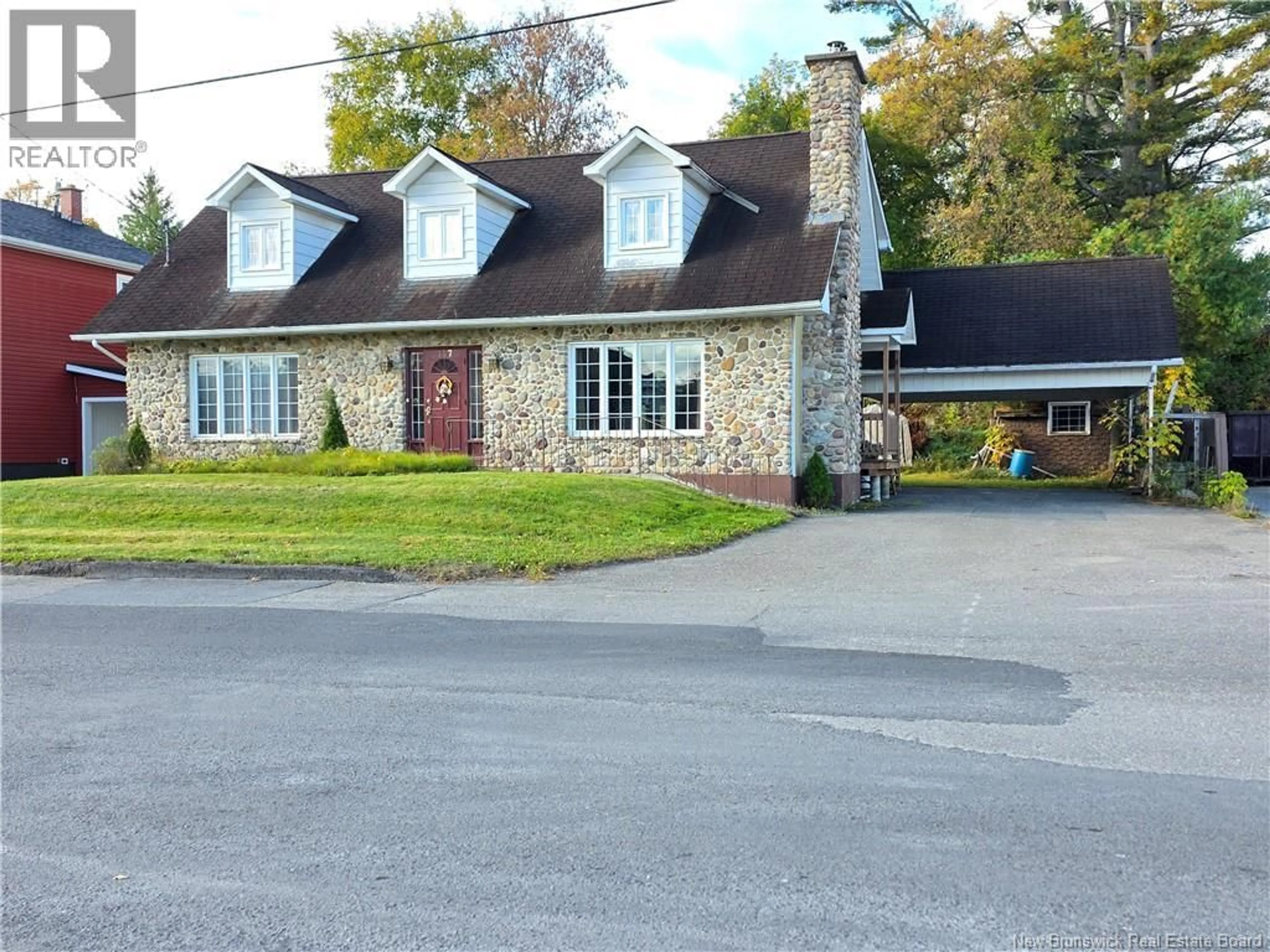 A pic from outside/outdoor area/front of a property/back of a property/a pic from drone, street for 147 VICTORIA STREET, Grand Falls New Brunswick E3Z3B8