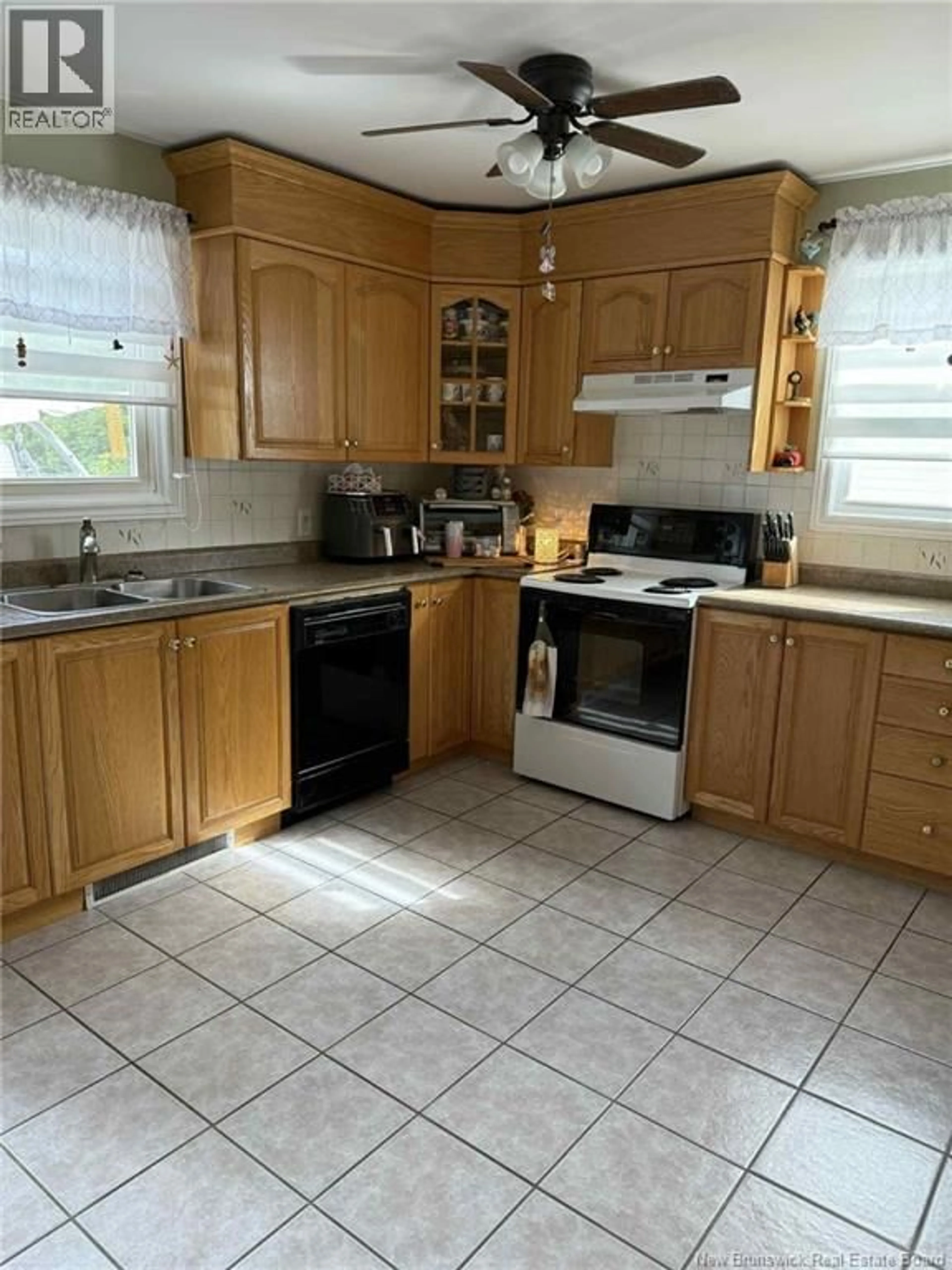 Standard kitchen, unknown for 387 HIGHPLAIN CRESCENT, Miramichi New Brunswick E1V1B3