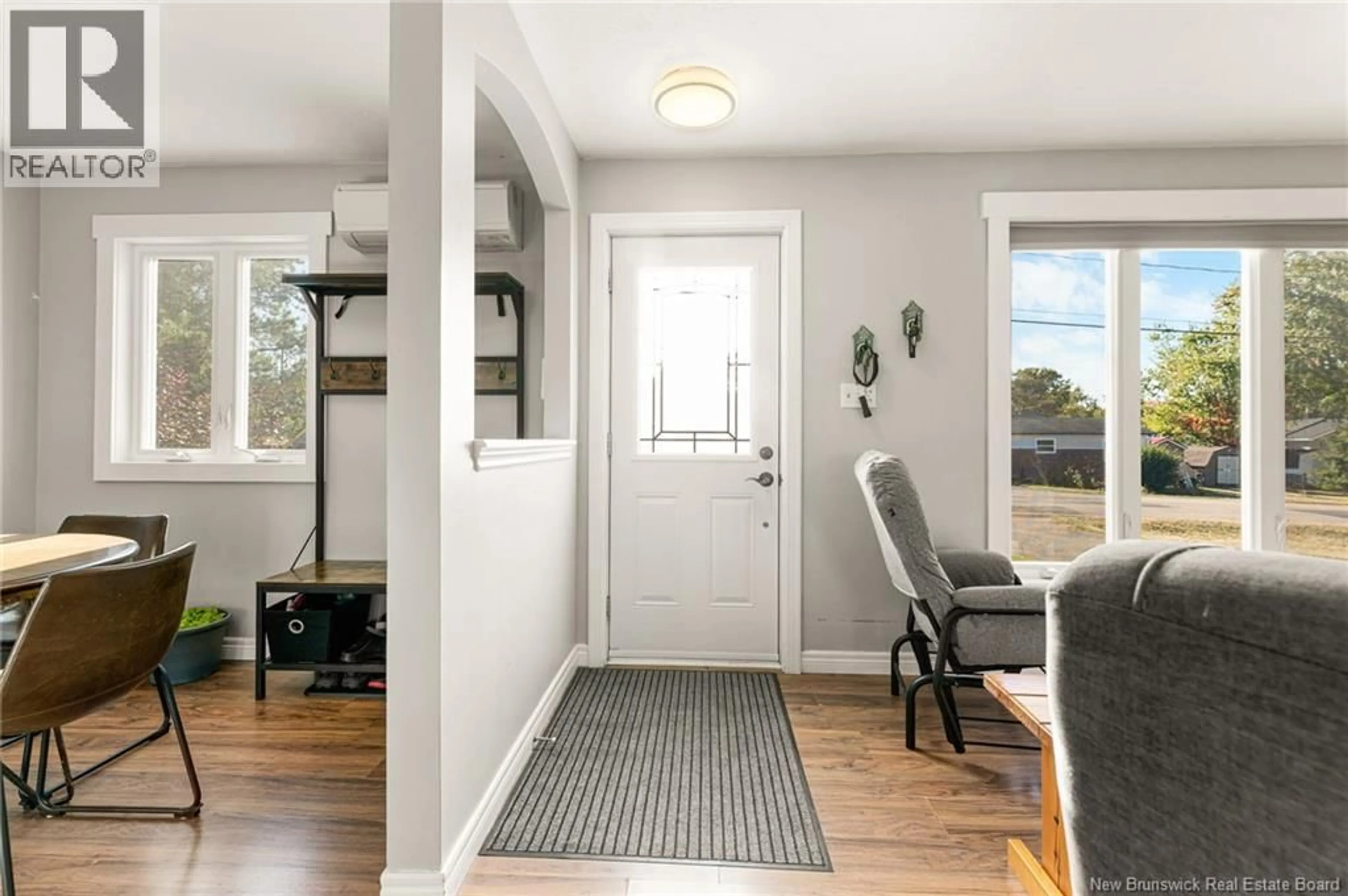 Indoor entryway for 98 WINTER STREET, Shediac New Brunswick E4P2Y2