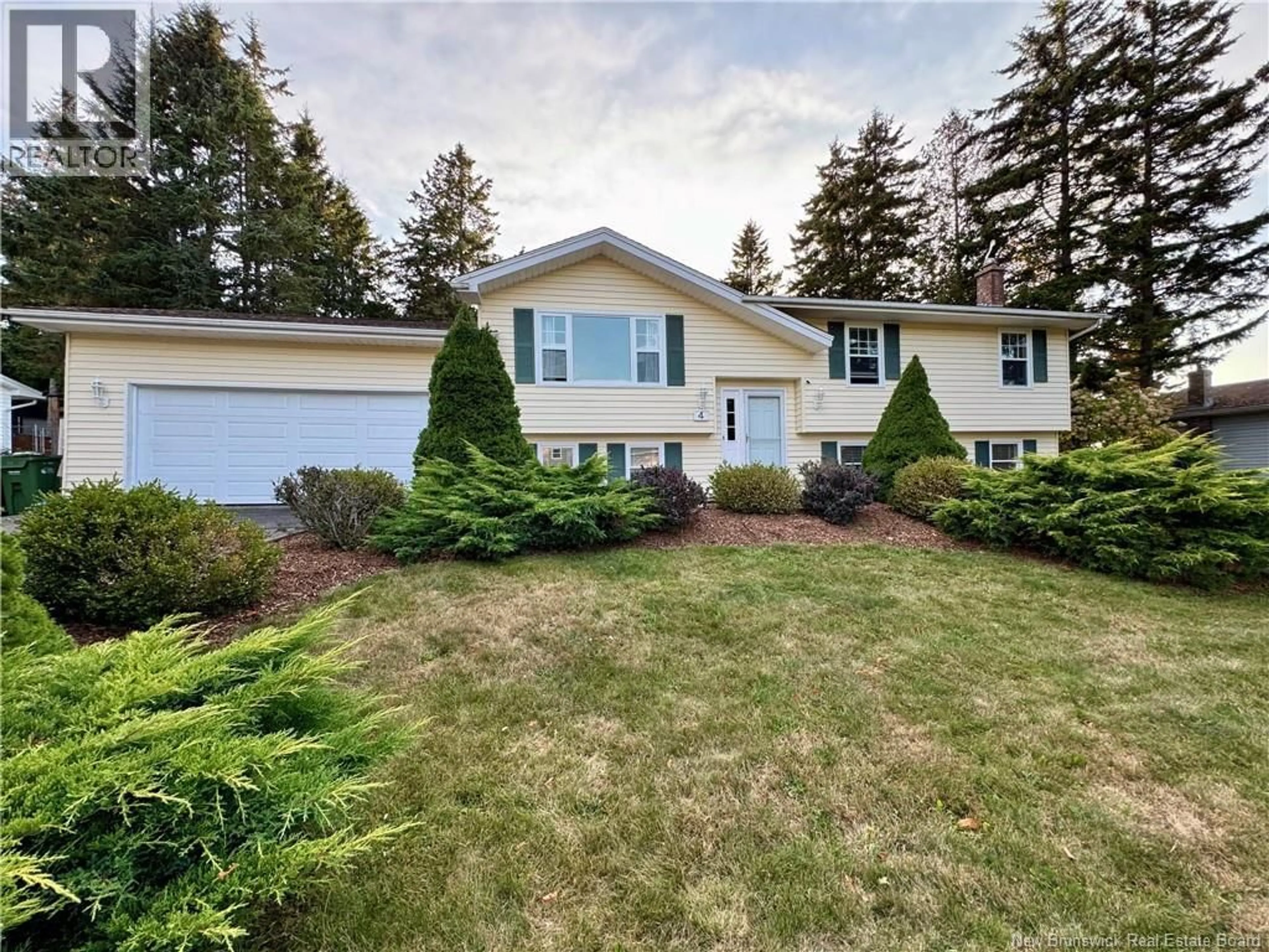 Home with vinyl exterior material, street for 4 COUNTRY CRESCENT, Quispamsis New Brunswick E2E1T1