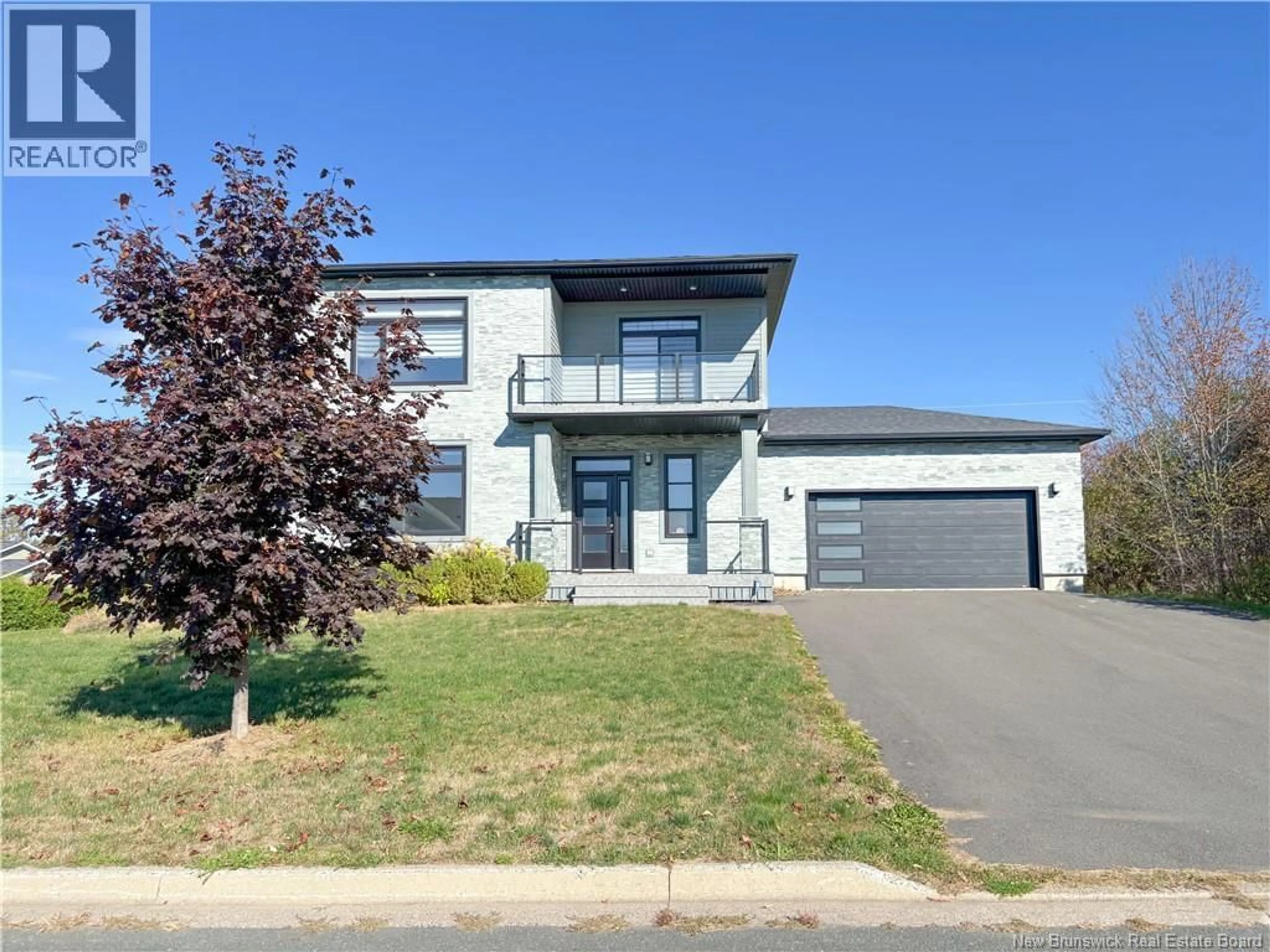 Home with vinyl exterior material, street for 44 BICENTENNIAL DRIVE, Woodstock New Brunswick E7M6A7
