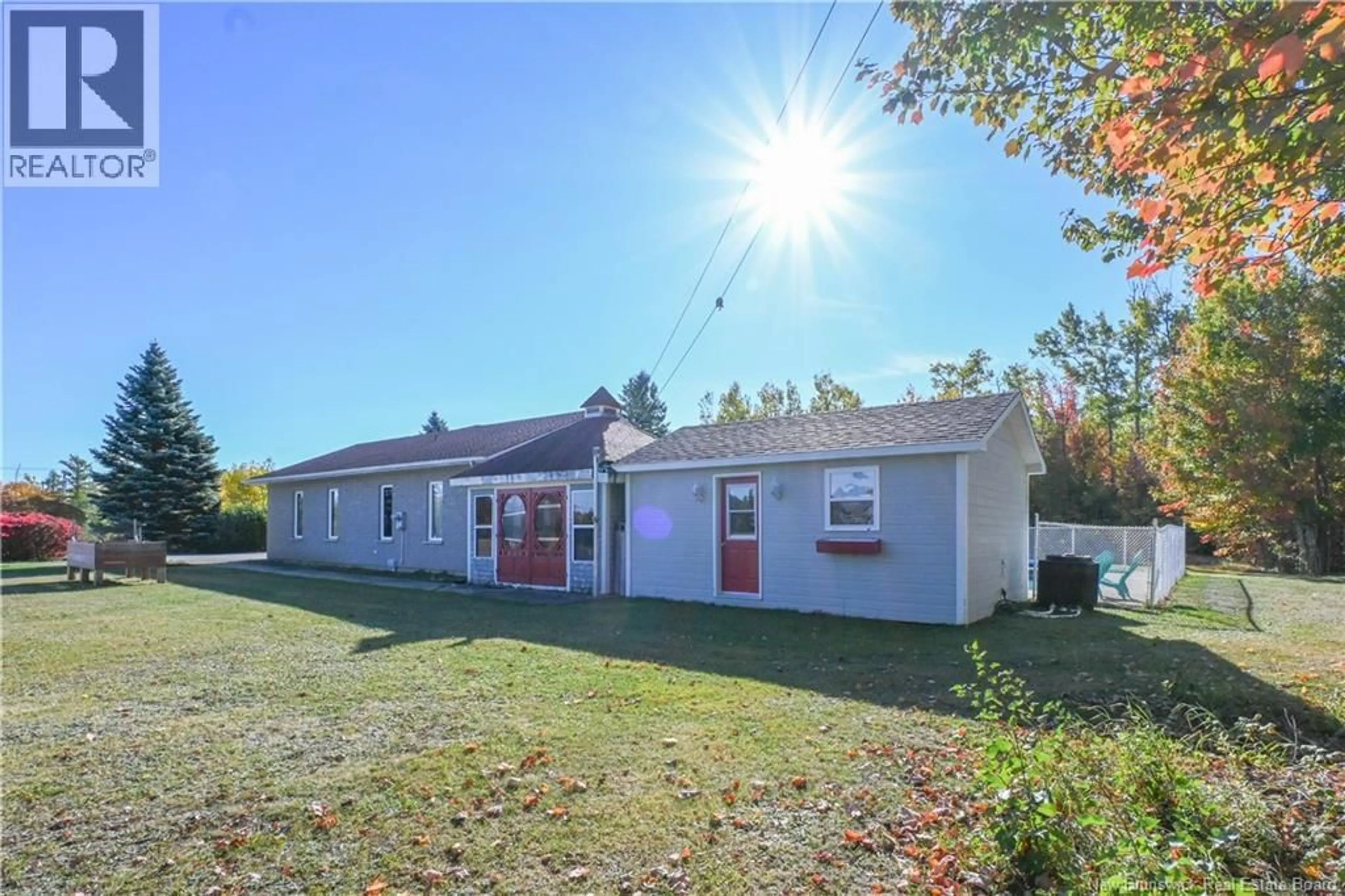 A pic from outside/outdoor area/front of a property/back of a property/a pic from drone, unknown for 118 RUE DU PORTAGE, Caraquet New Brunswick E1W1A8