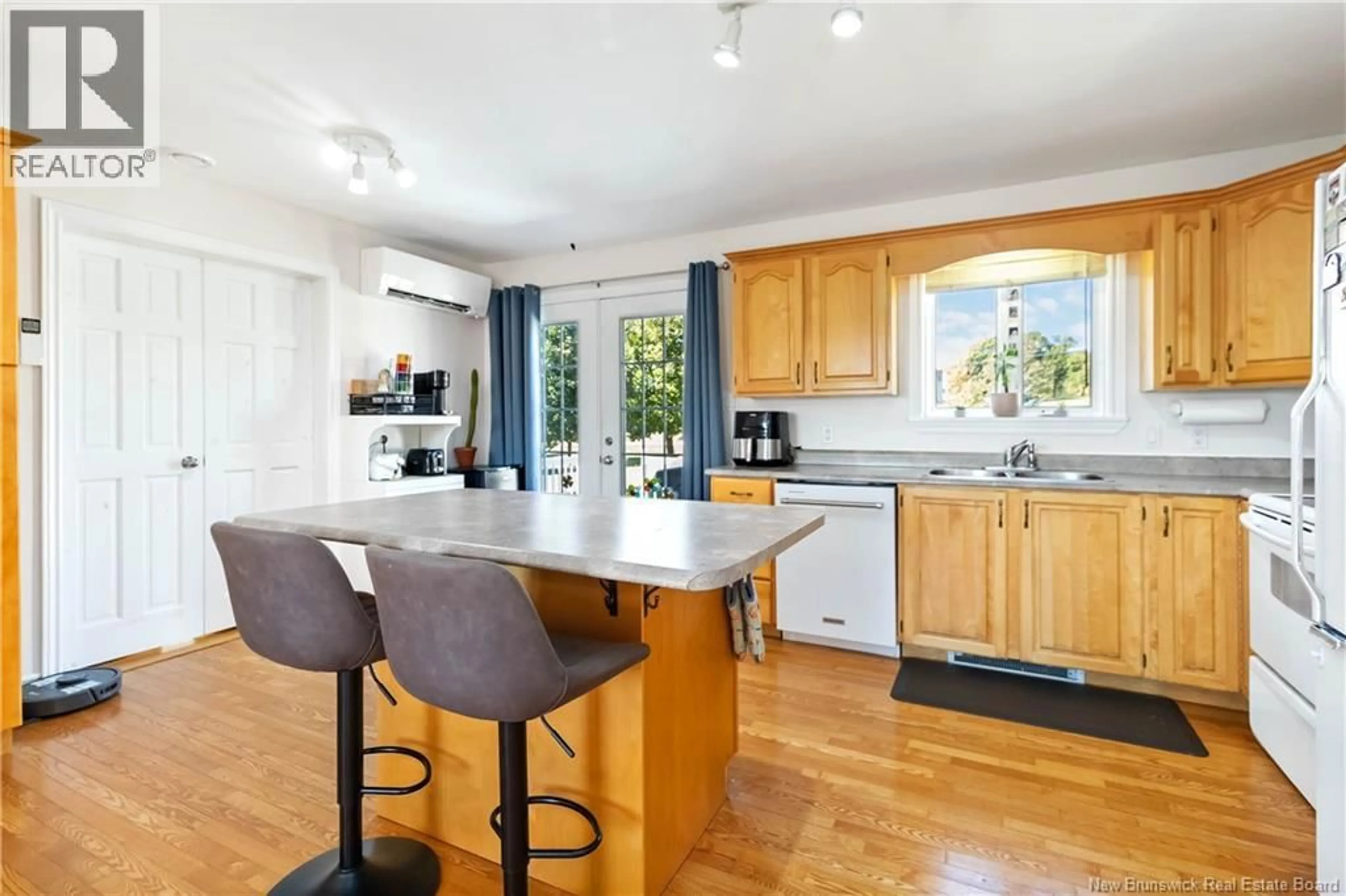 Open concept kitchen, wood/laminate floor for 18 HERITAGE, Bouctouche New Brunswick E4S0G1