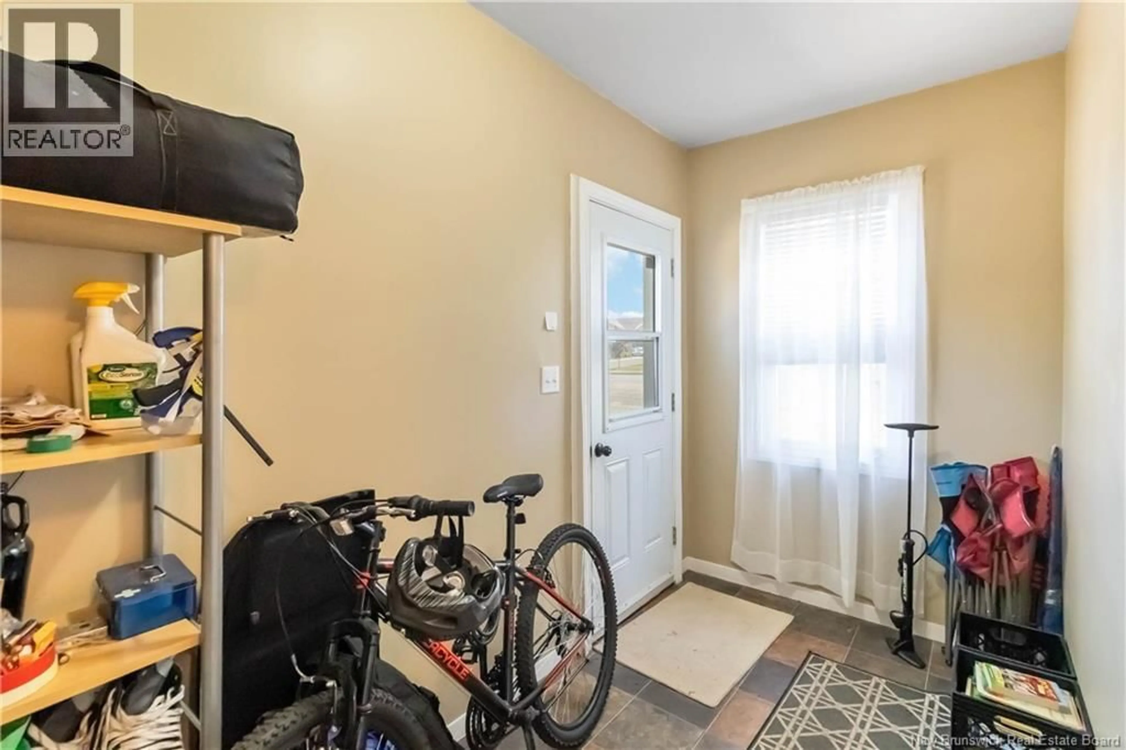Indoor entryway for 8 EMMERSON, Moncton New Brunswick E1C6T1