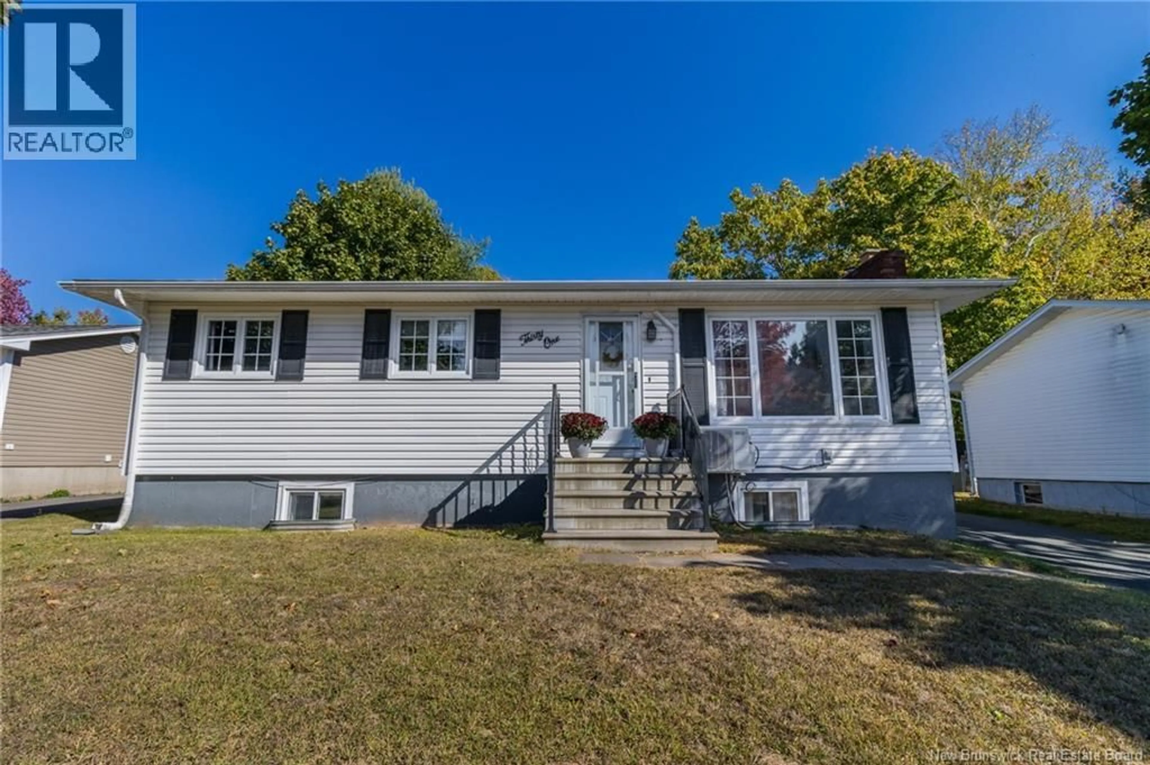 Home with vinyl exterior material, street for 31 FINNAMORE STREET, Oromocto New Brunswick E2V2J9
