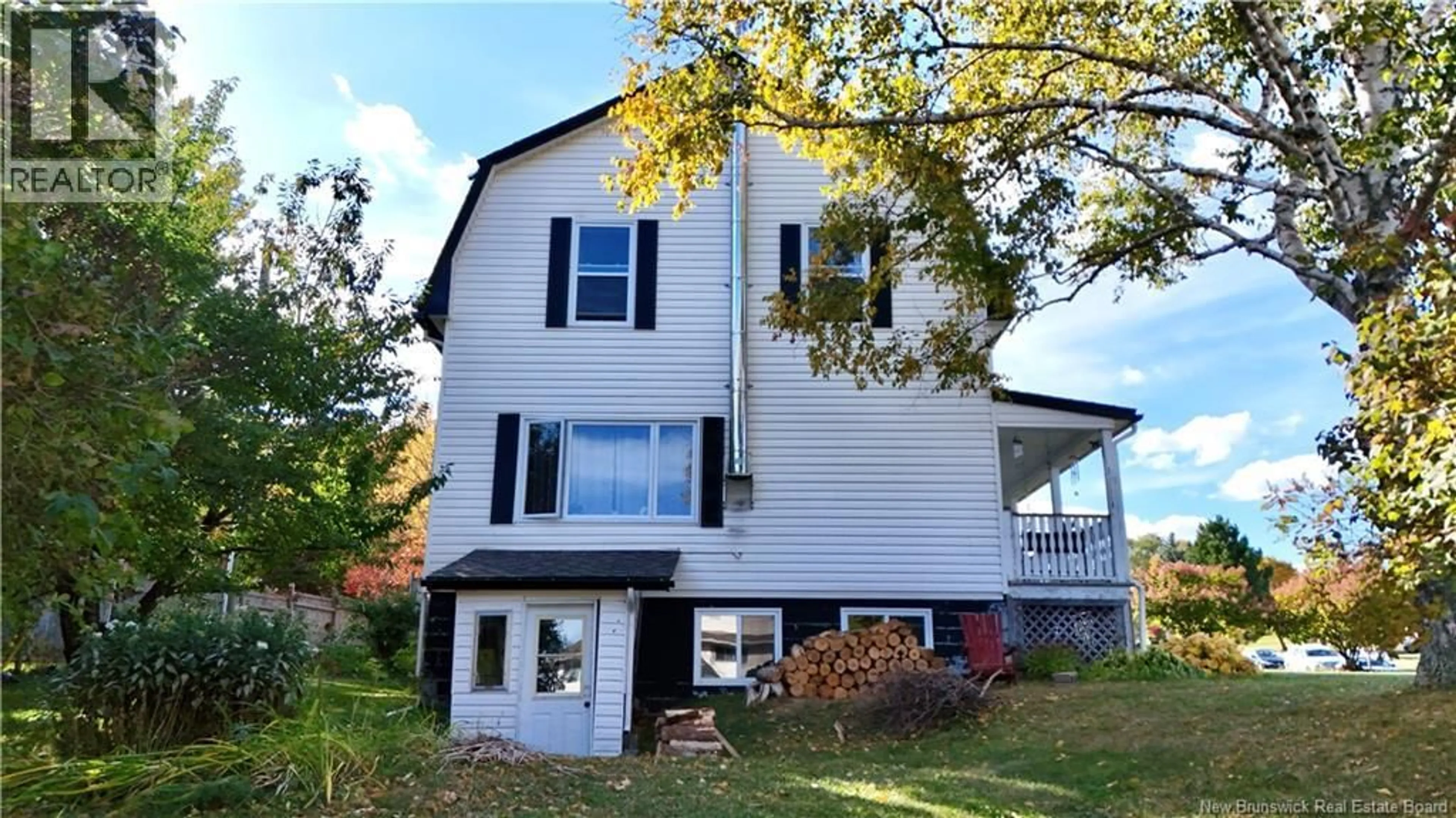 Home with vinyl exterior material, building for 105 NOTRE DAME, Bathurst New Brunswick E2A3C8
