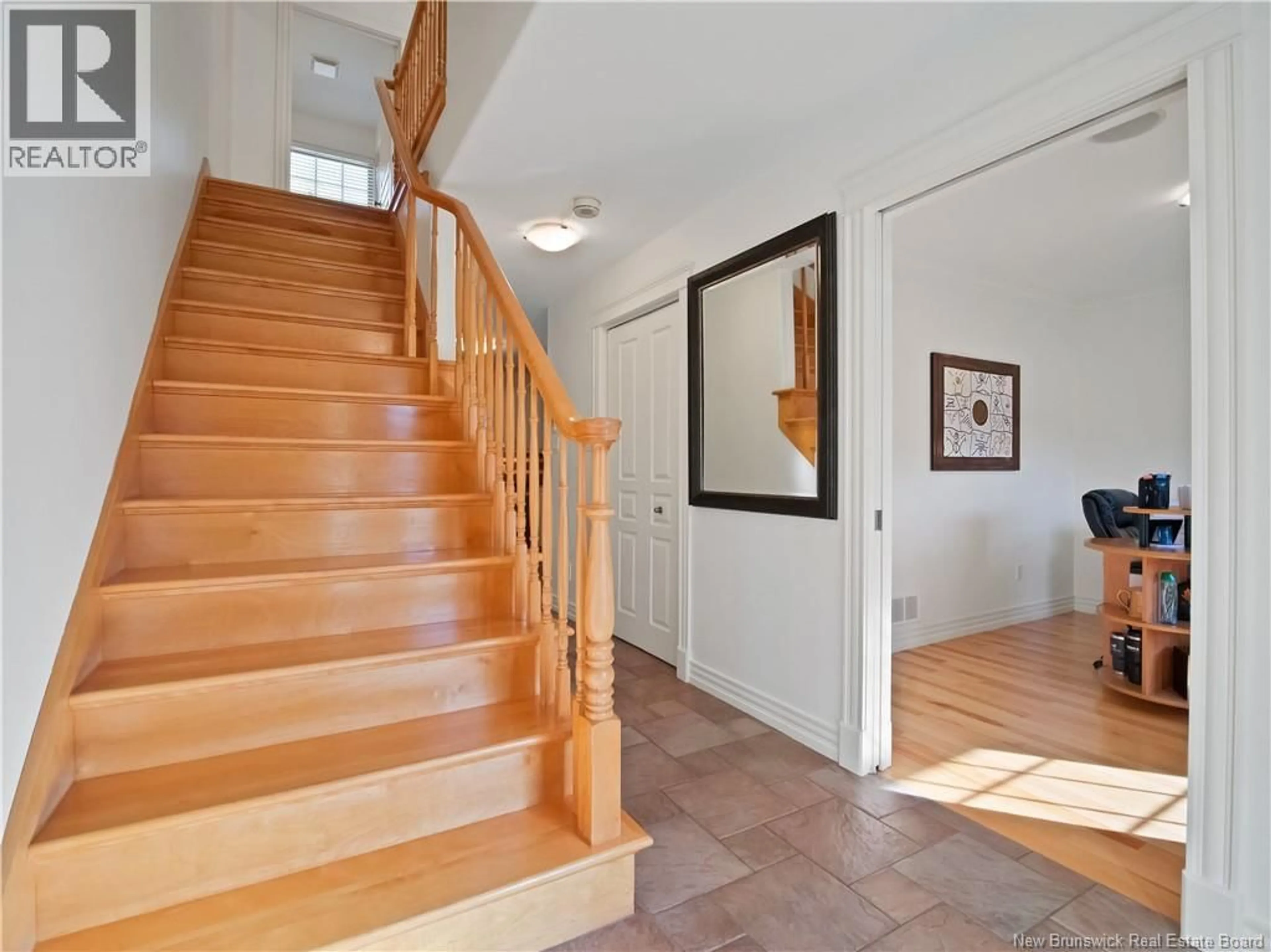 Indoor foyer for 94 DU GOLF, Dieppe New Brunswick E1A8J6