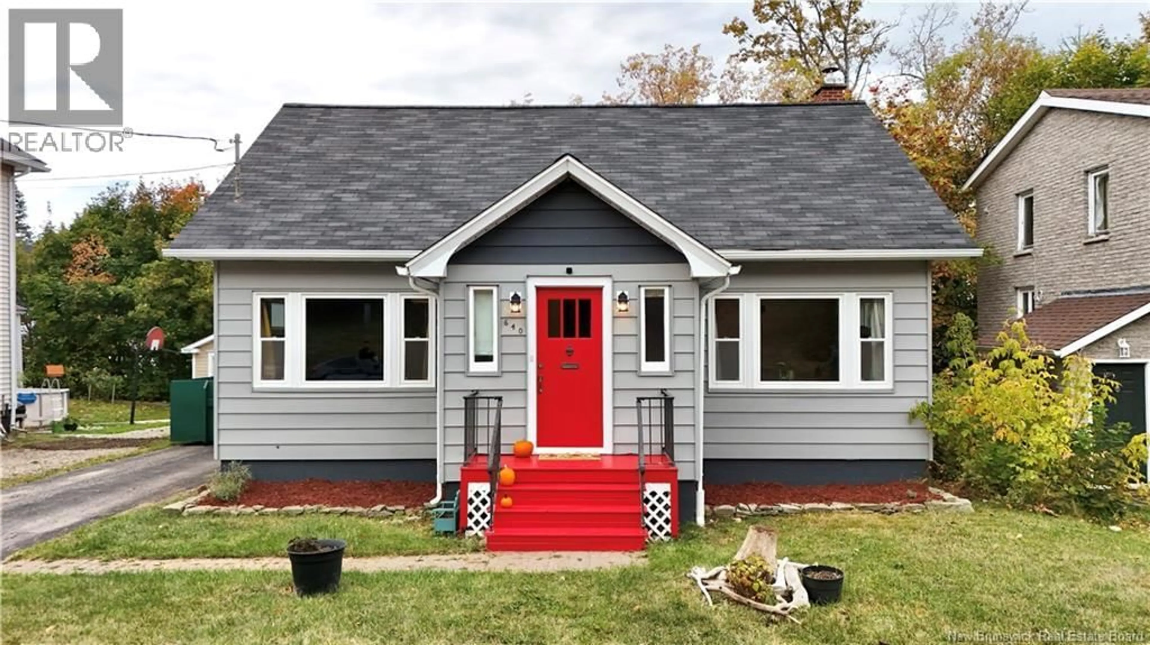 Home with vinyl exterior material, street for 640 MURRAY, Bathurst New Brunswick E2A1V1