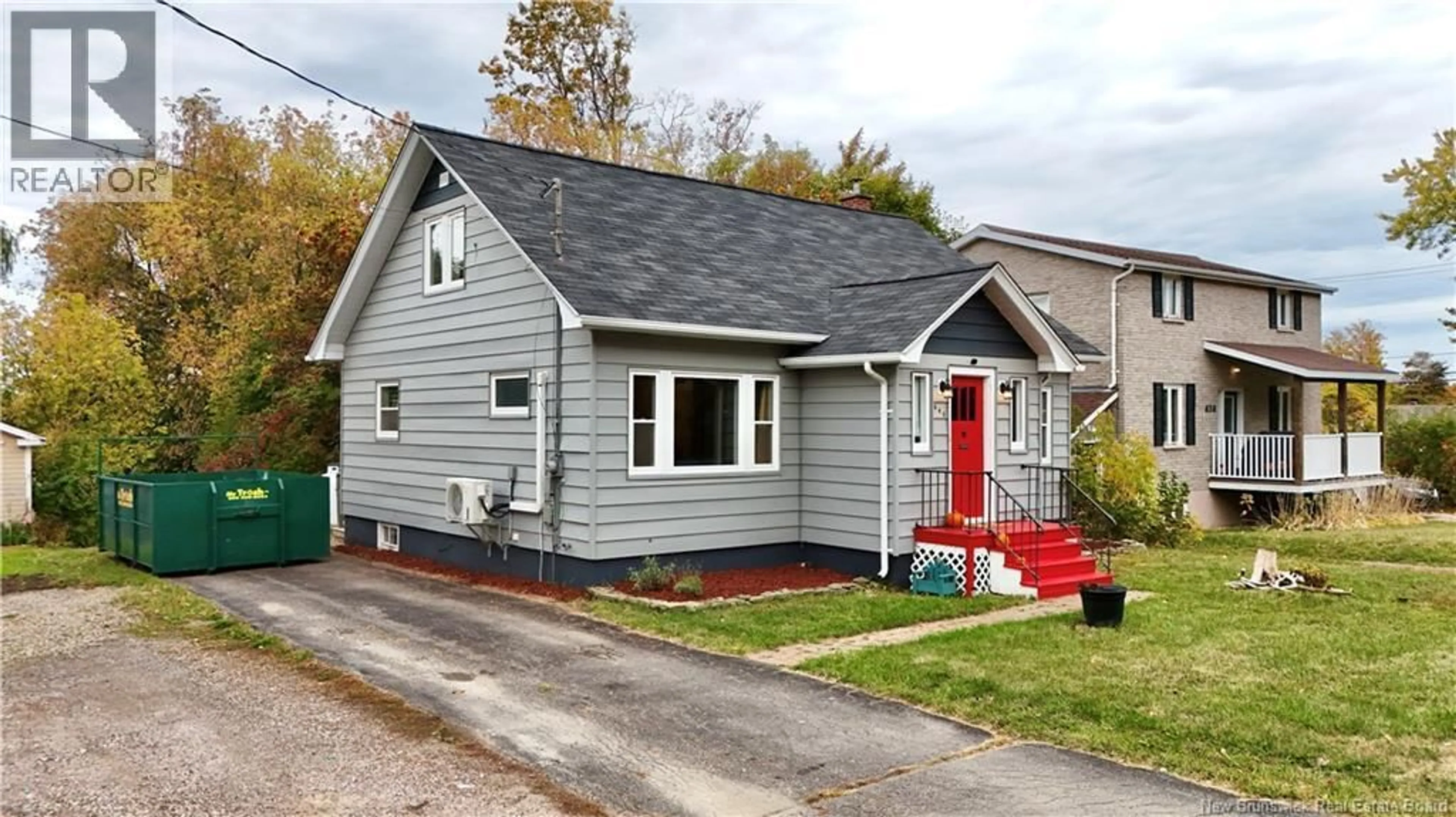 Home with vinyl exterior material, street for 640 MURRAY, Bathurst New Brunswick E2A1V1
