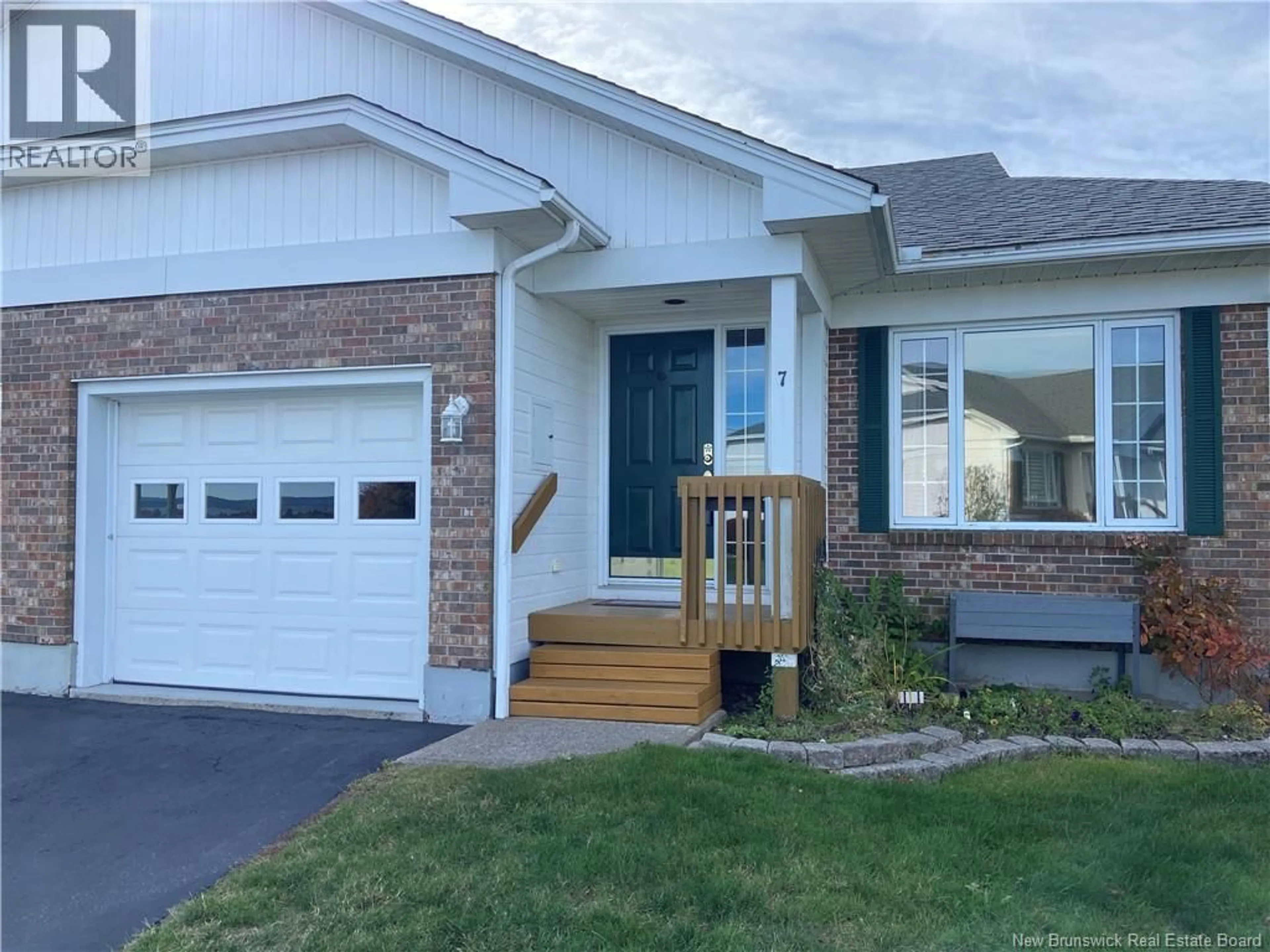 Home with vinyl exterior material, street for 7 WHITE HOUSE COURT, Saint John New Brunswick E2M5Z8