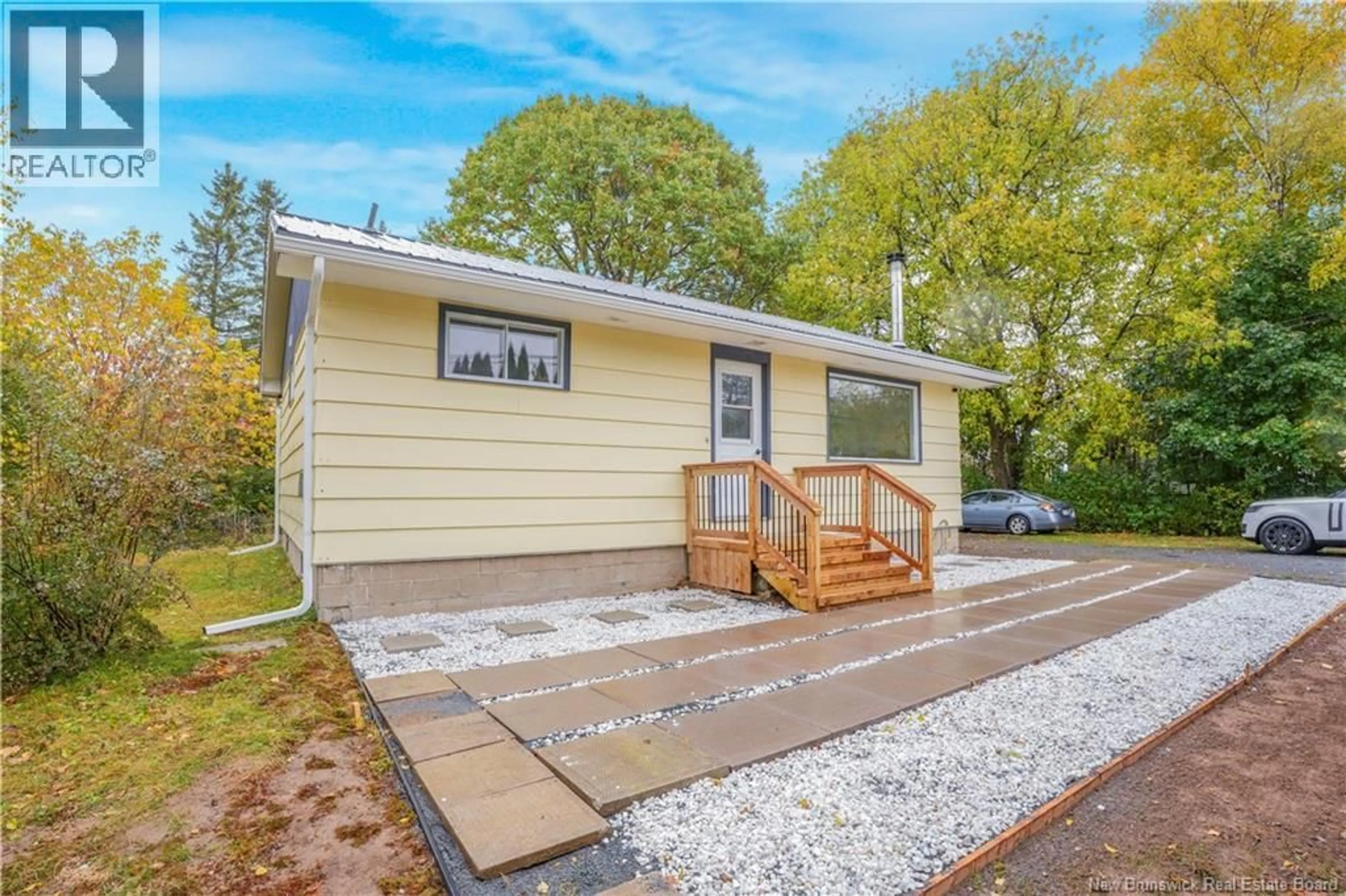 Home with vinyl exterior material, street for 865 RIVERSIDE DRIVE, Fredericton New Brunswick E3A8R1