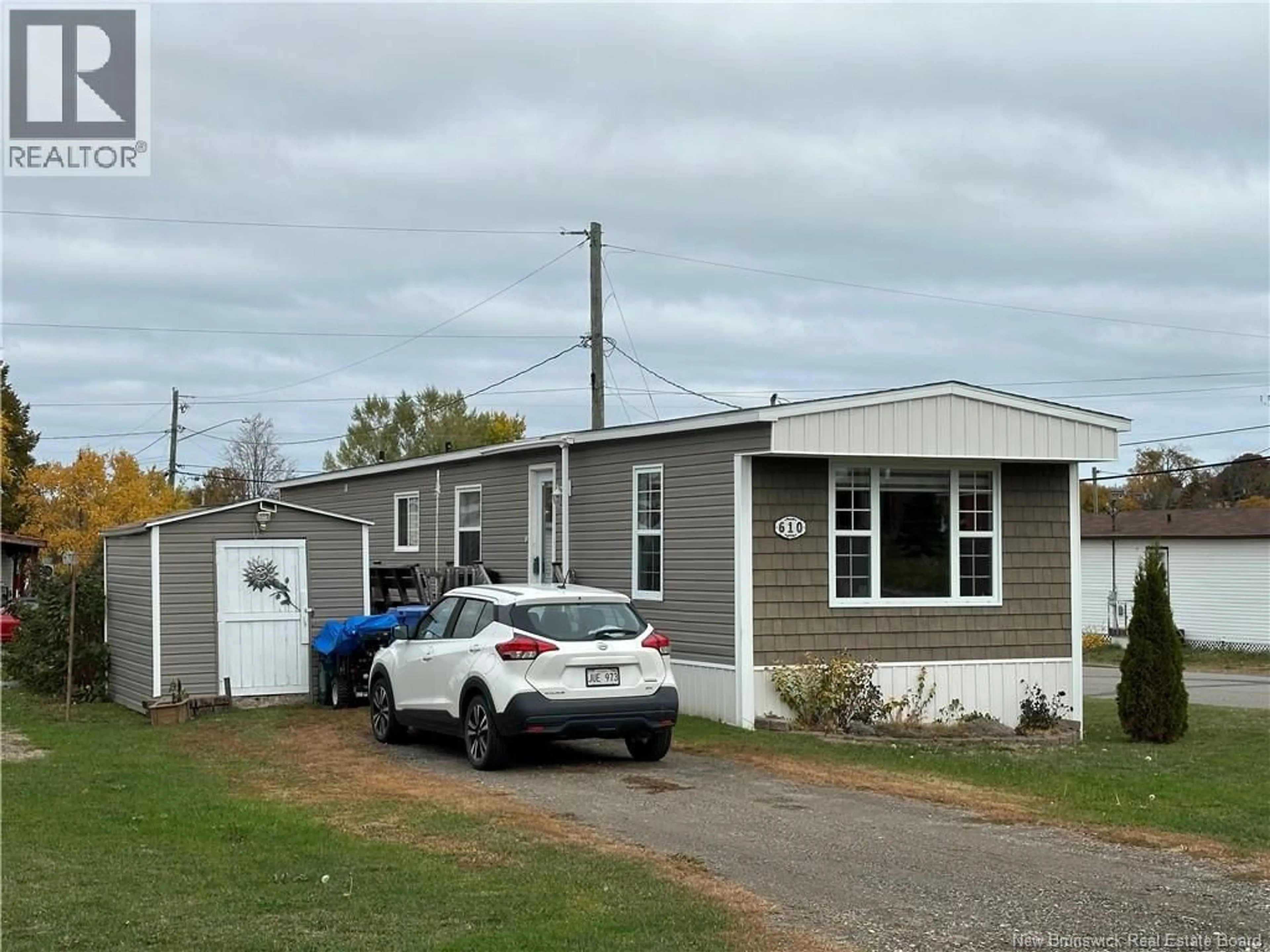 Home with vinyl exterior material, building for 610 COLLEGE, Bathurst New Brunswick E2A2T6