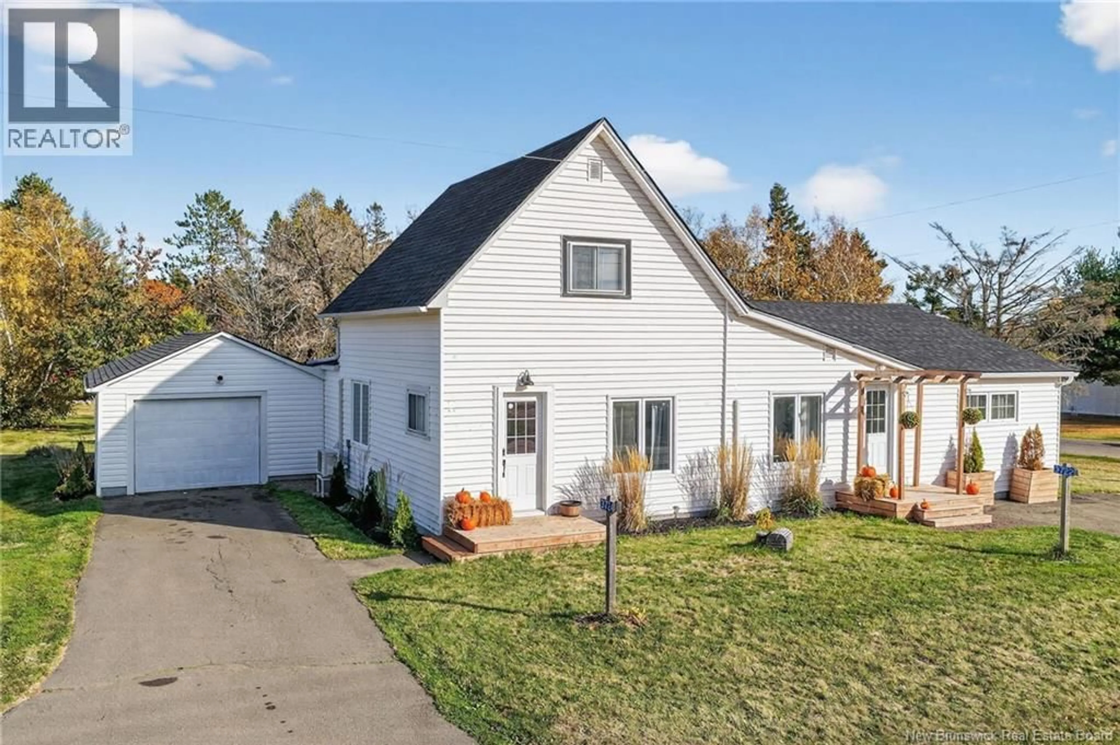 Home with vinyl exterior material, street for 3722-3724 134 ROUTE, Shediac Bridge New Brunswick E4R1T1