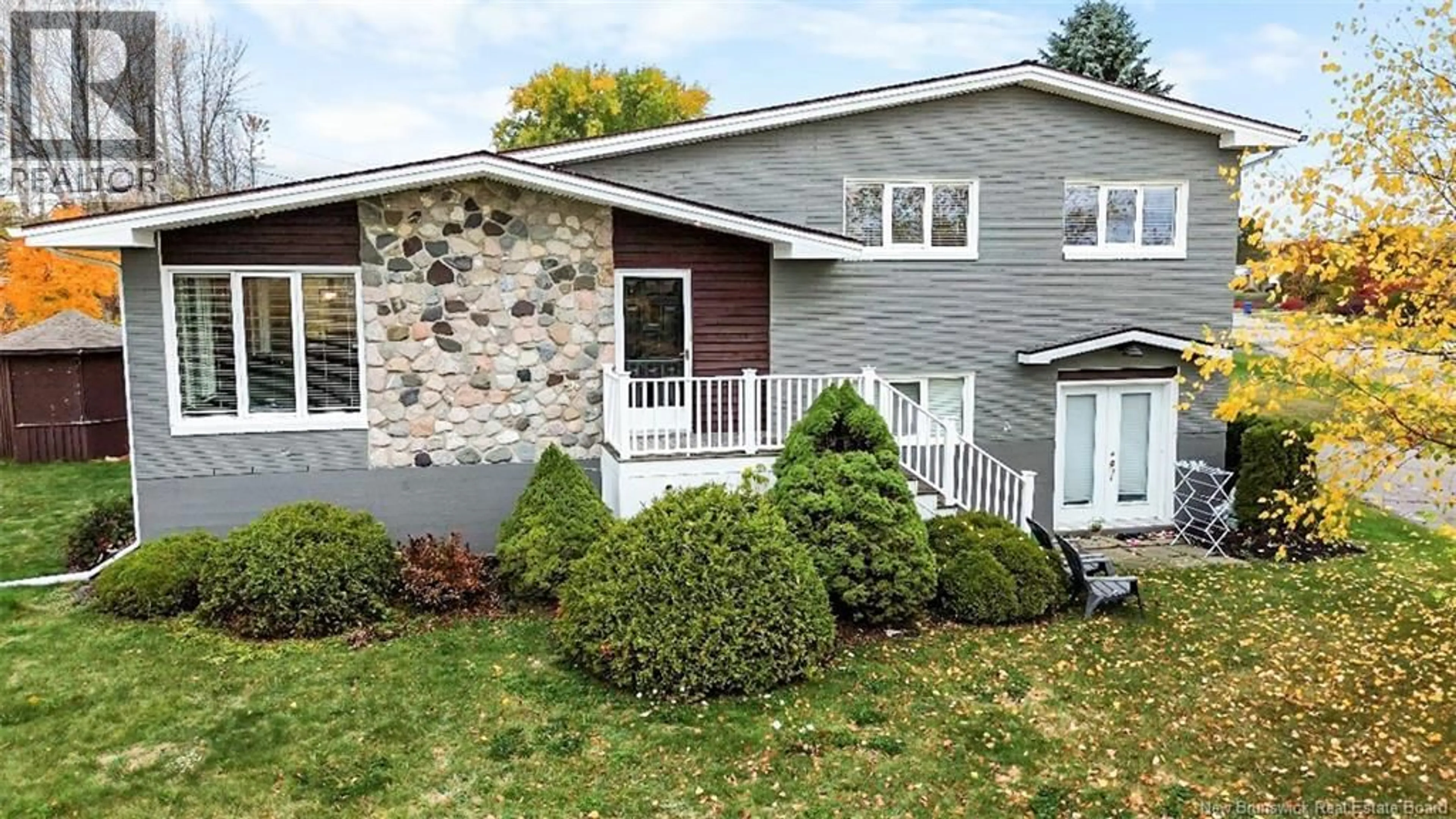Home with vinyl exterior material, street for 125 ROCHE, Bathurst New Brunswick E2A3E5