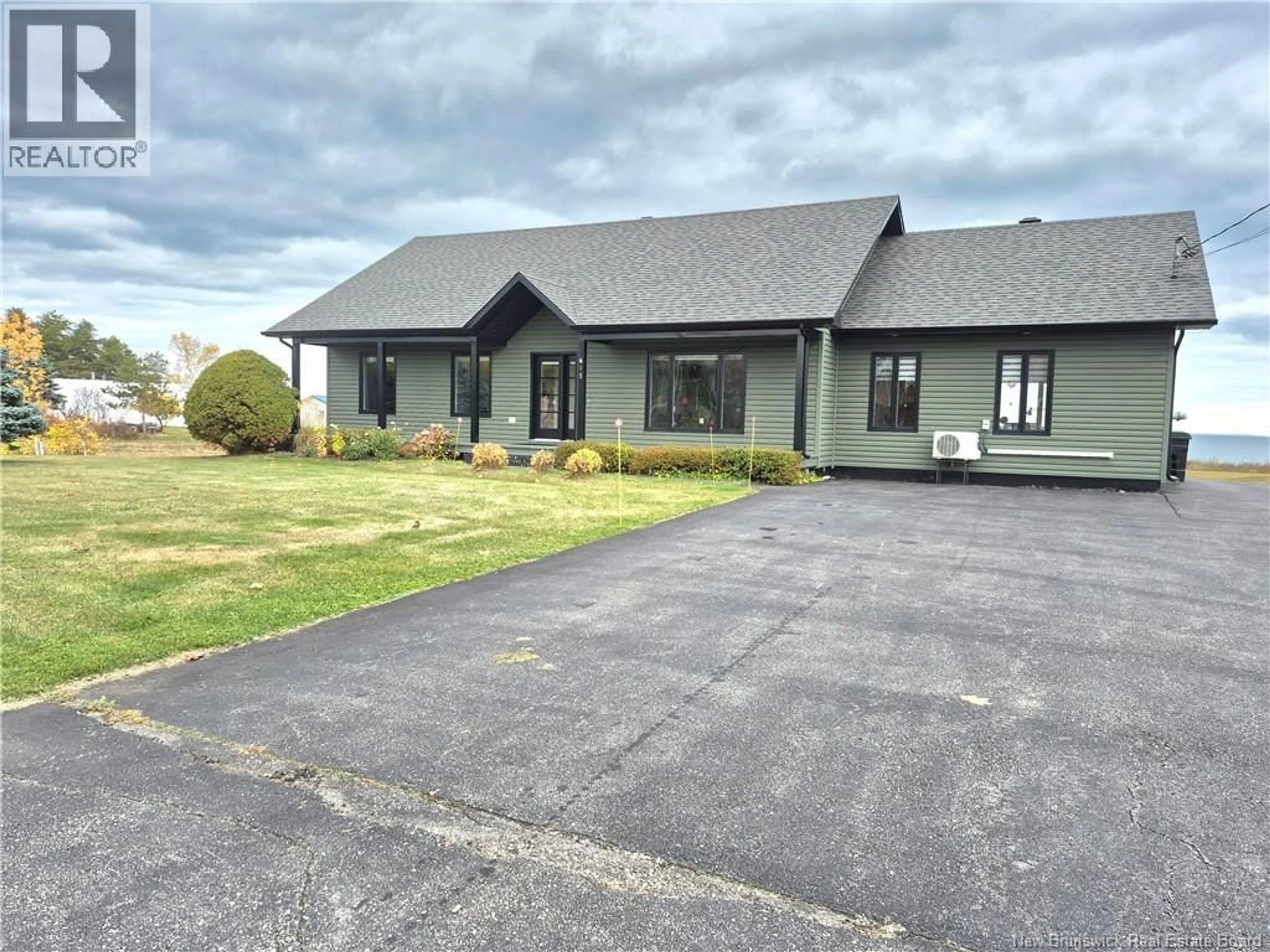 A pic from outside/outdoor area/front of a property/back of a property/a pic from drone, building for 615 RUE PRINCIPALE, Pointe-Verte New Brunswick E8J2P7
