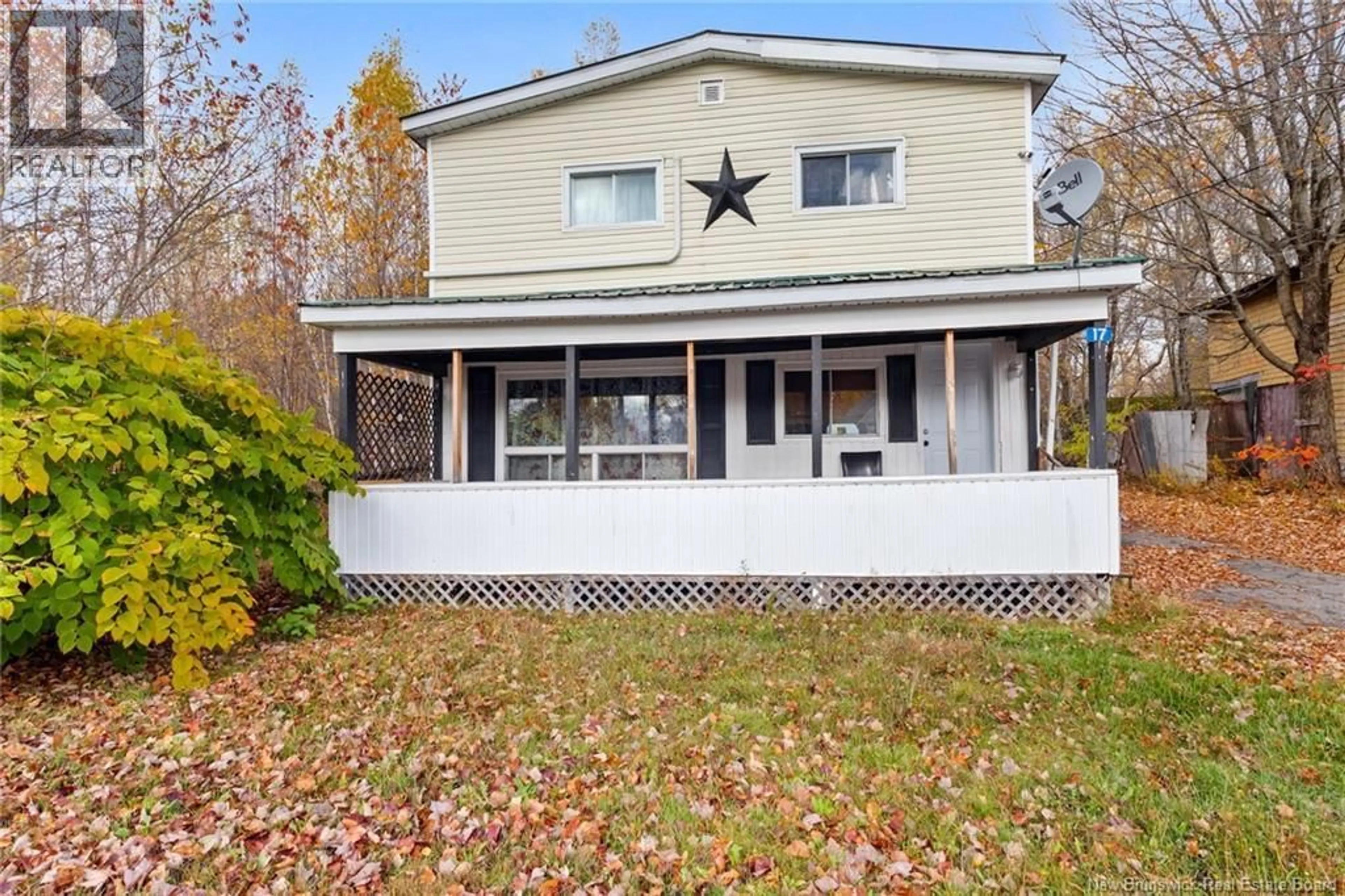 Home with vinyl exterior material, street for 17 QUEEN STREET, Minto New Brunswick E4B3P2