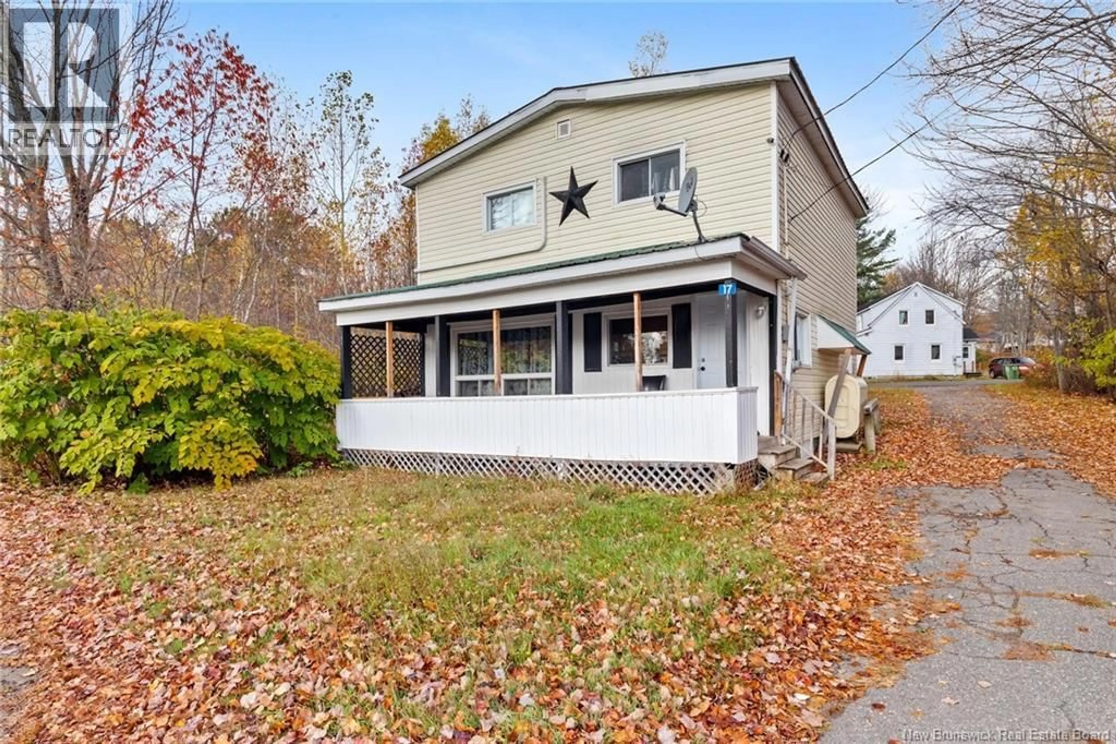 Home with vinyl exterior material, street for 17 QUEEN STREET, Minto New Brunswick E4B3P2