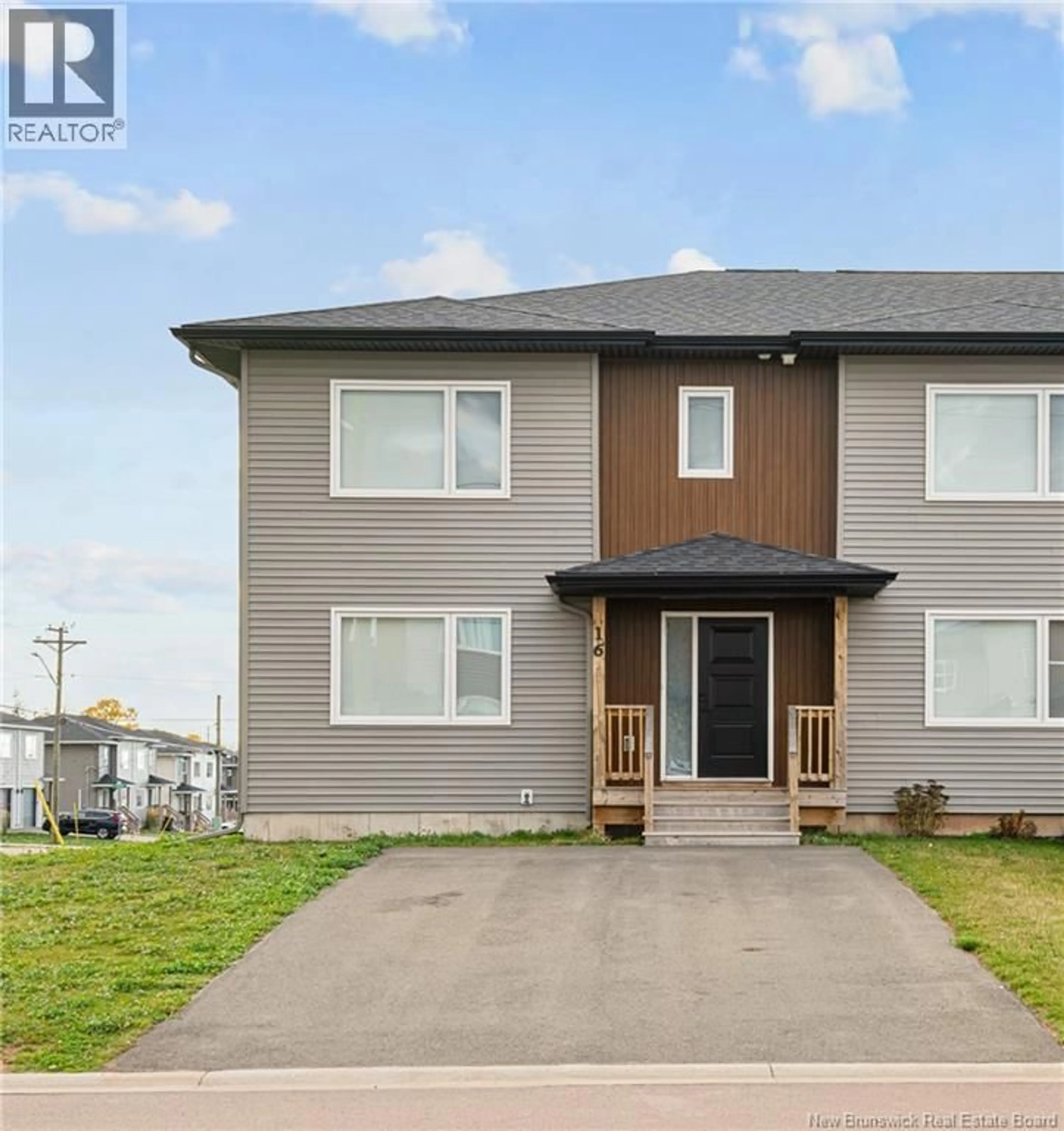 Home with vinyl exterior material, unknown for 16 DELTA, Dieppe New Brunswick E1A9H8