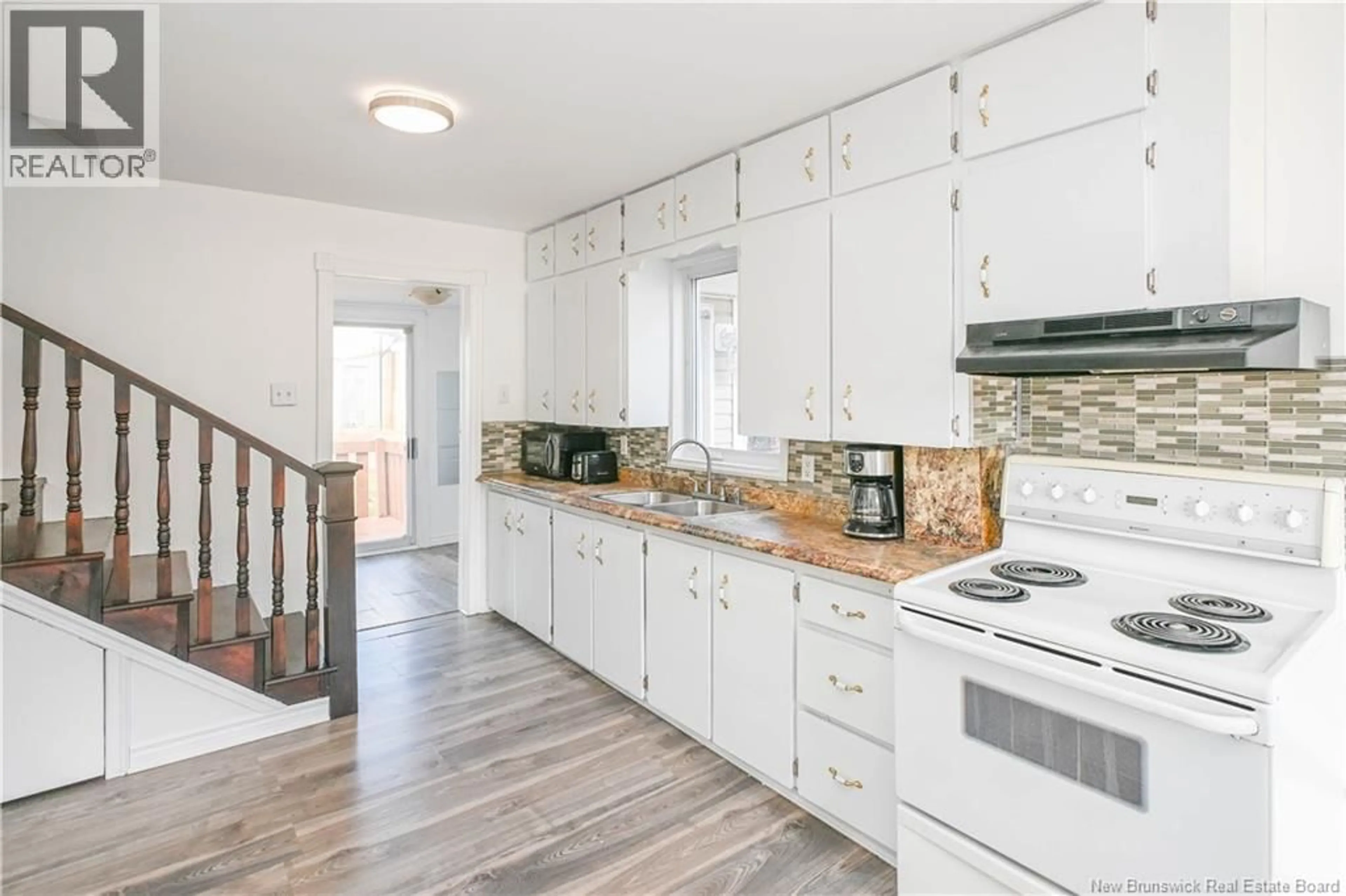 Open concept kitchen, unknown for 135 DEGRÂCE, Shippagan New Brunswick E8S1H3