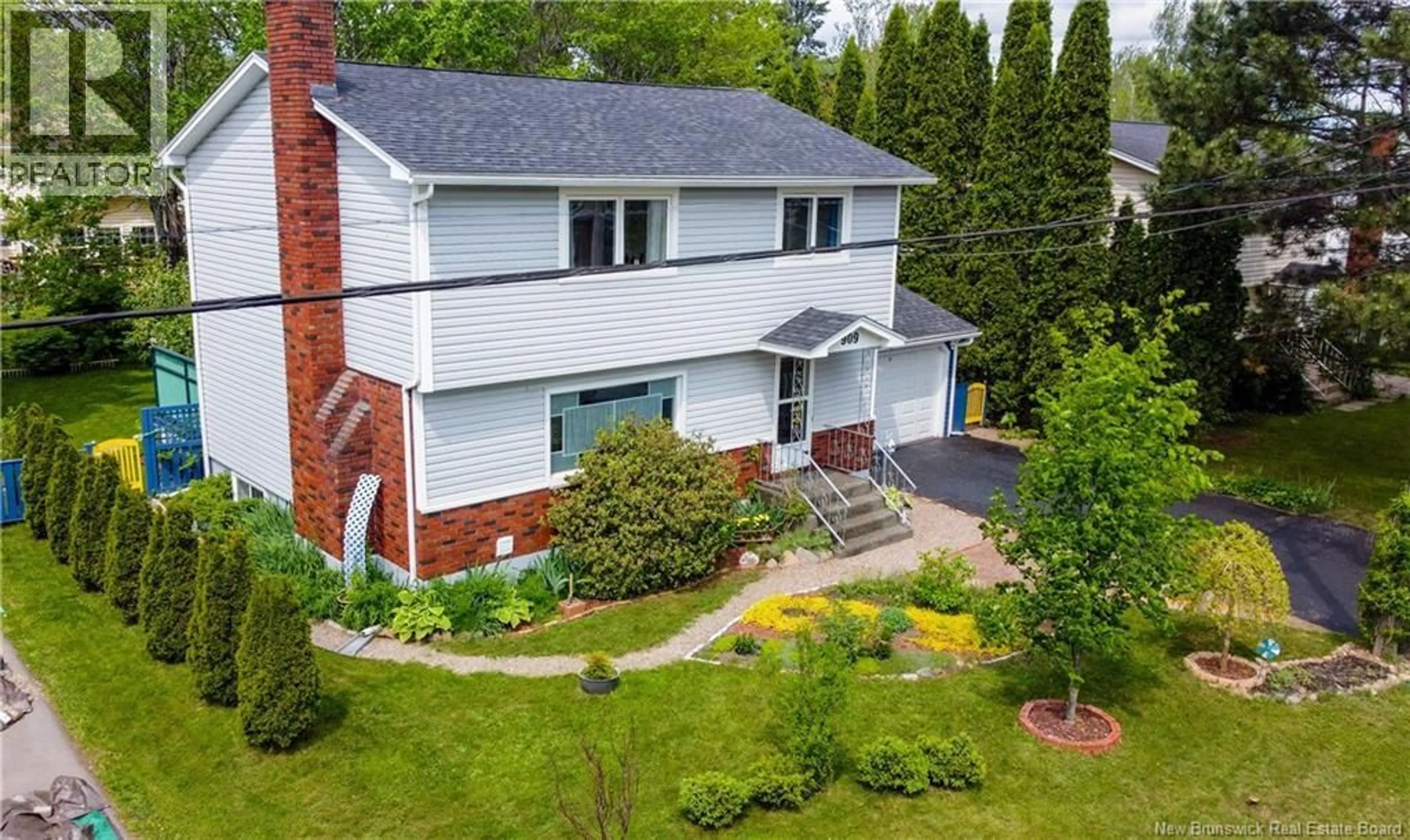 A pic from outside/outdoor area/front of a property/back of a property/a pic from drone, street for 909 MONTGOMERY AVENUE, Riverview New Brunswick E1B2A9