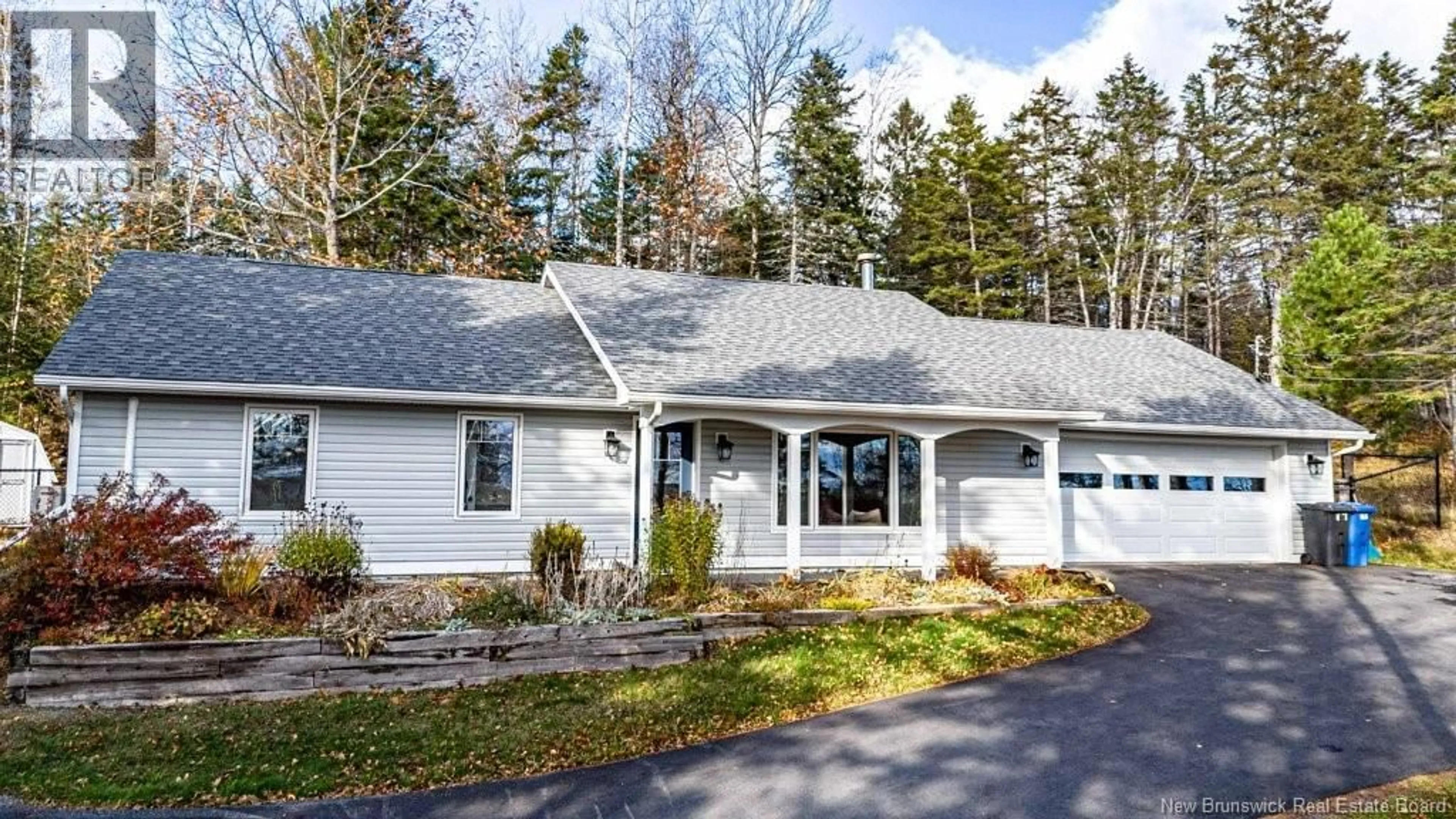 Home with vinyl exterior material, street for 18 HILLSLEIGH COURT, Douglas New Brunswick E3G7Y9