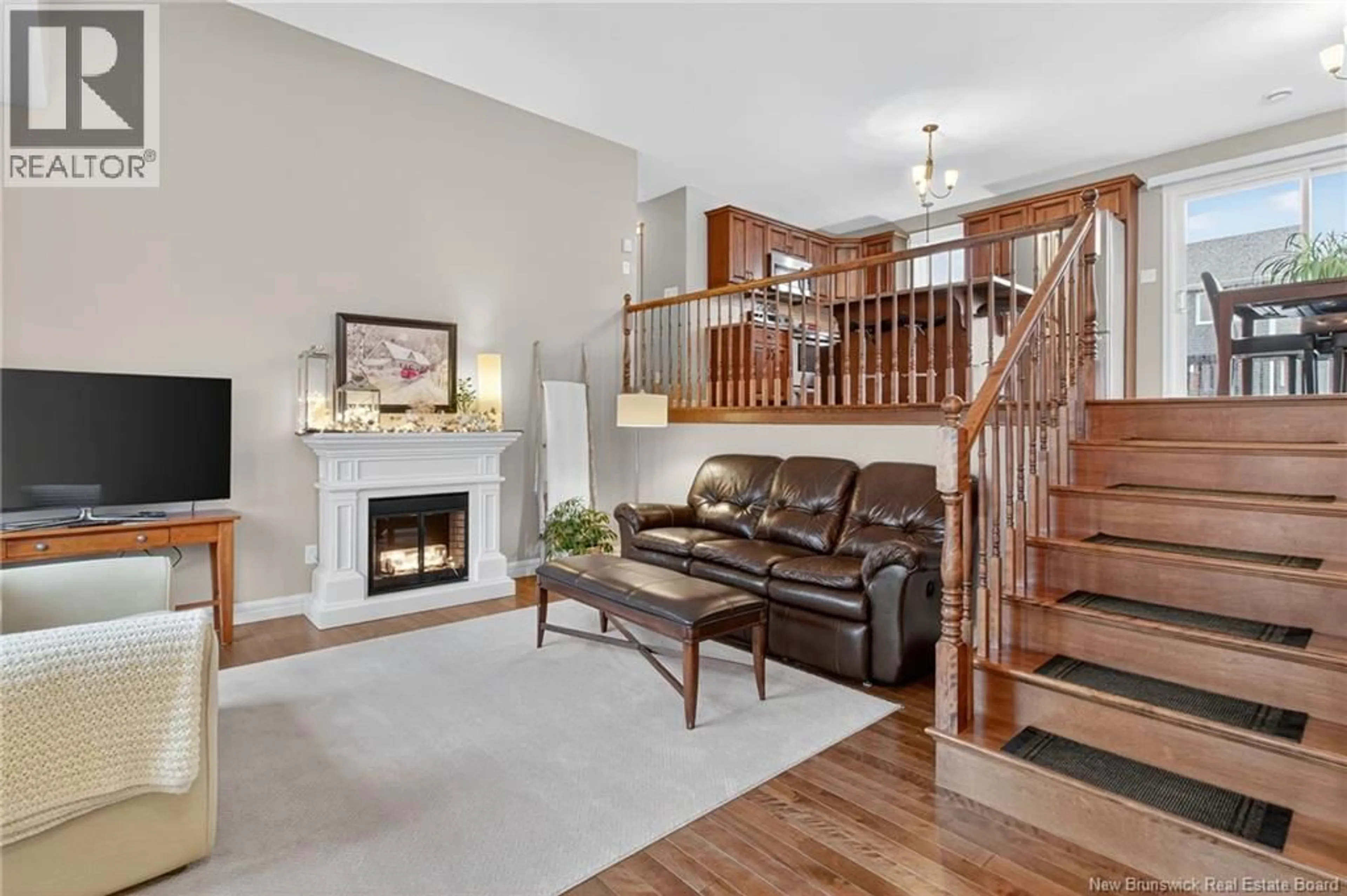 Living room with furniture, wood/laminate floor for 33 CUMBERLAND, Moncton New Brunswick E1G0Z9