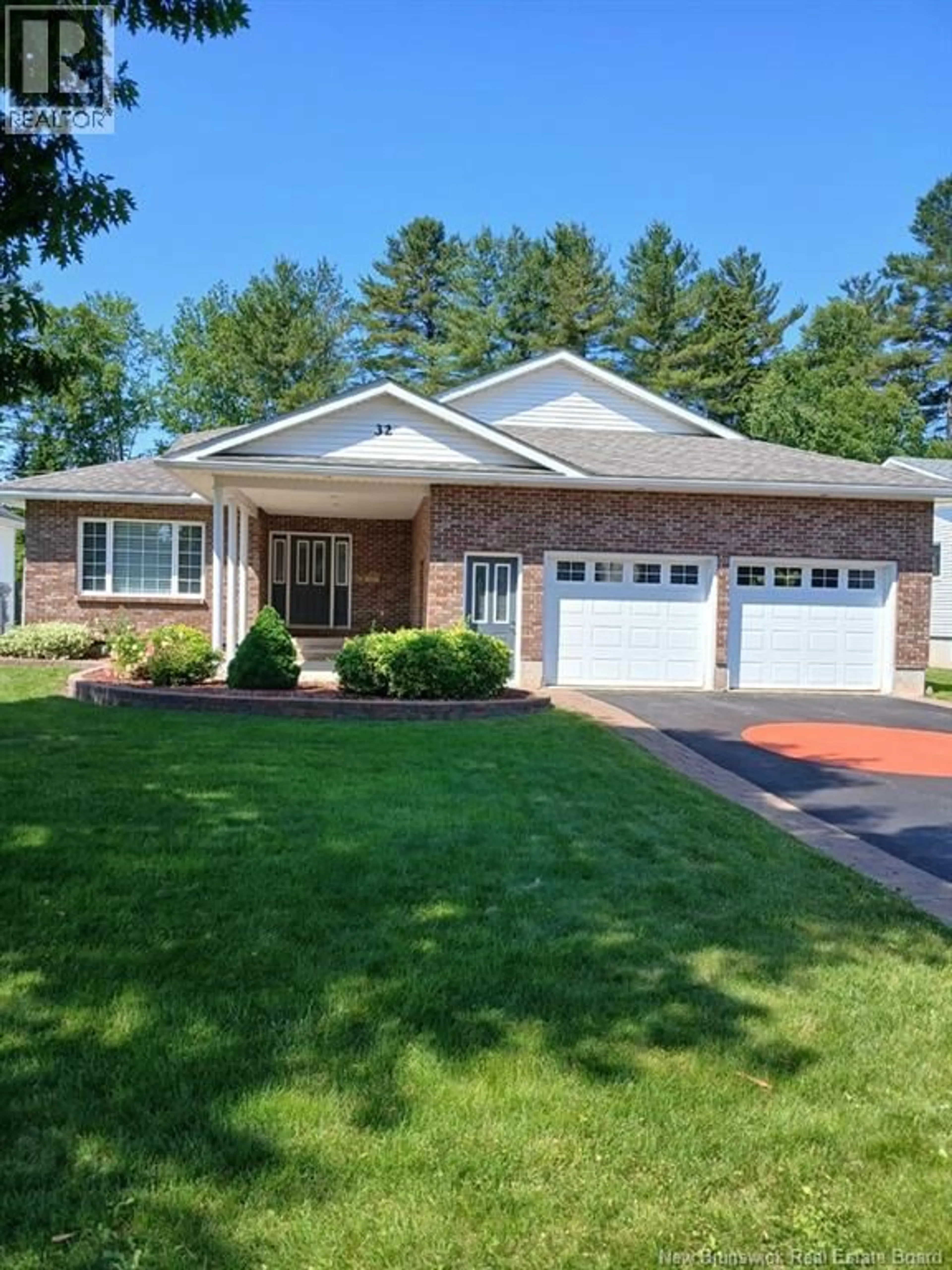 Home with vinyl exterior material, street for 32 BARBARA COURT, Fredericton New Brunswick E3B7G6