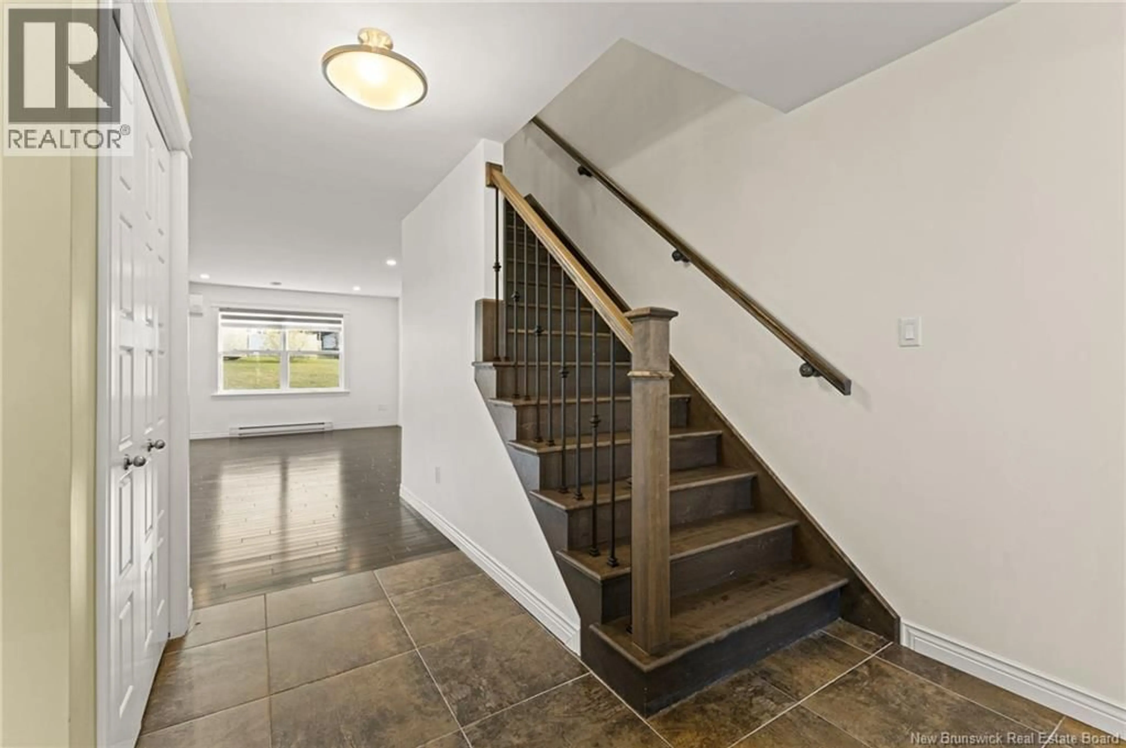 Indoor foyer for 262 DOLBEAU, Dieppe New Brunswick E1A1R6