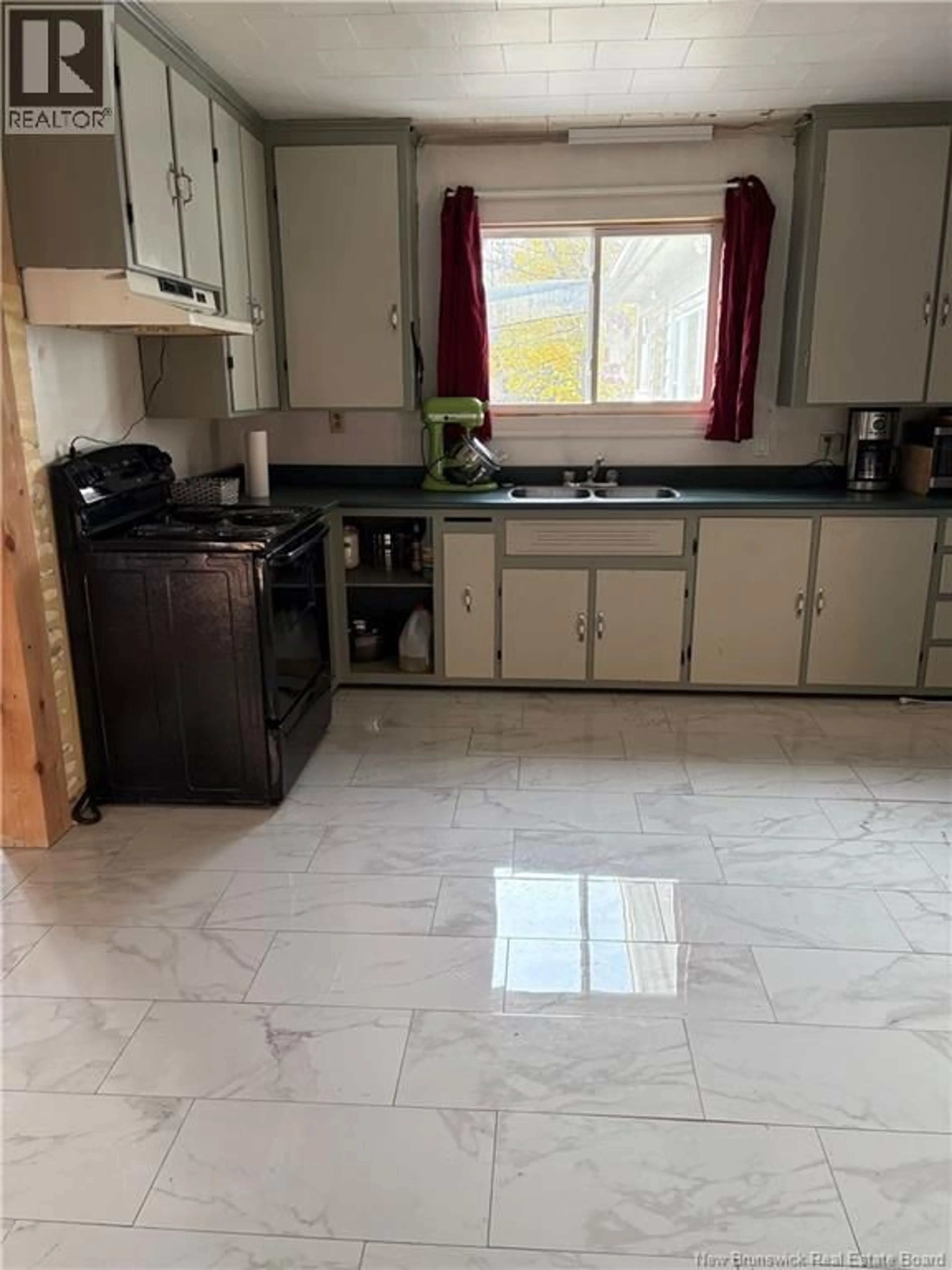 Standard kitchen, ceramic/tile floor for 245 MOWAT DRIVE, Saint Andrews New Brunswick E5B2N9