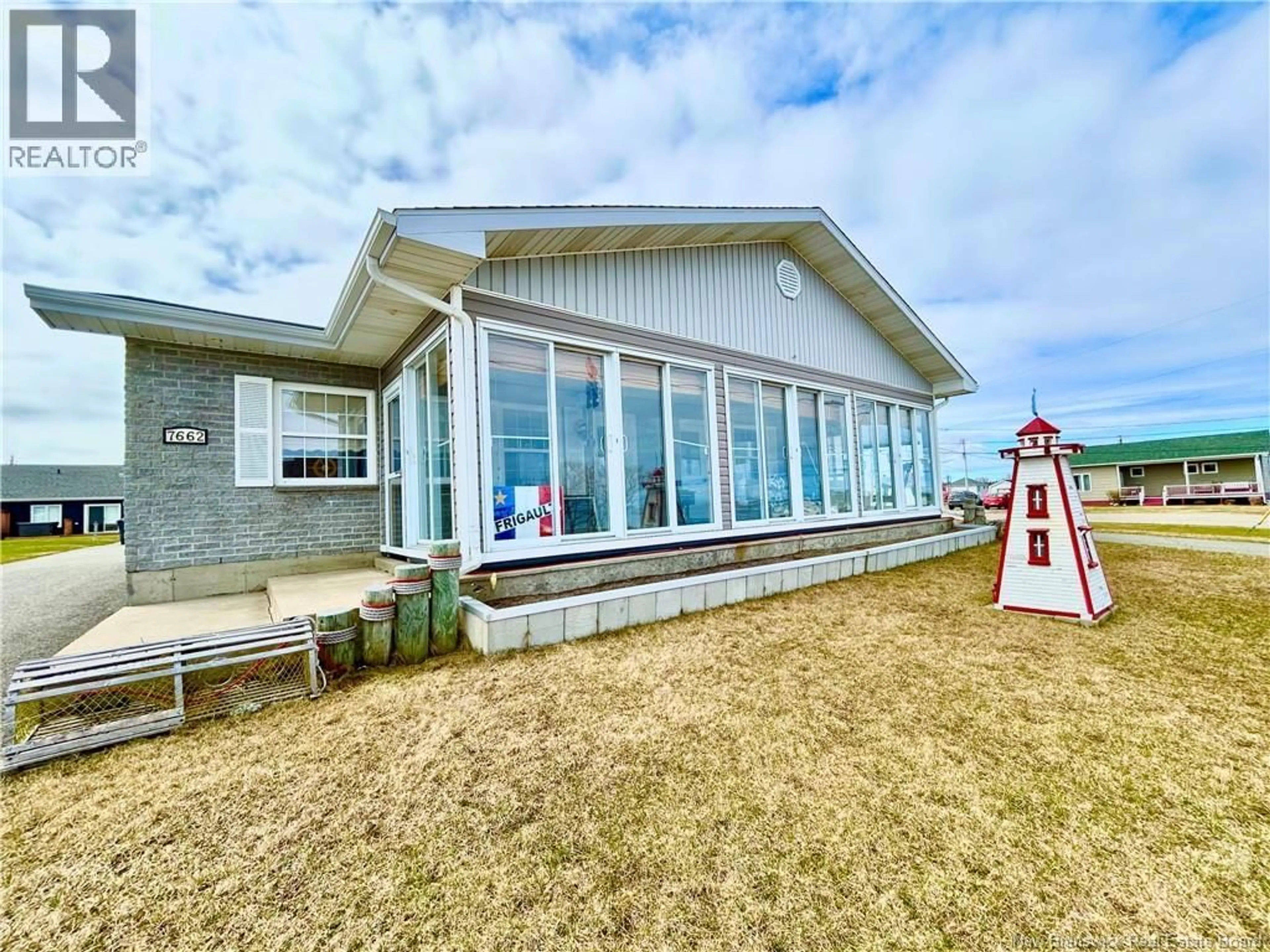 A pic from outside/outdoor area/front of a property/back of a property/a pic from drone, building for 7662 DU HAVRE, Bas-Caraquet New Brunswick E1W5X2