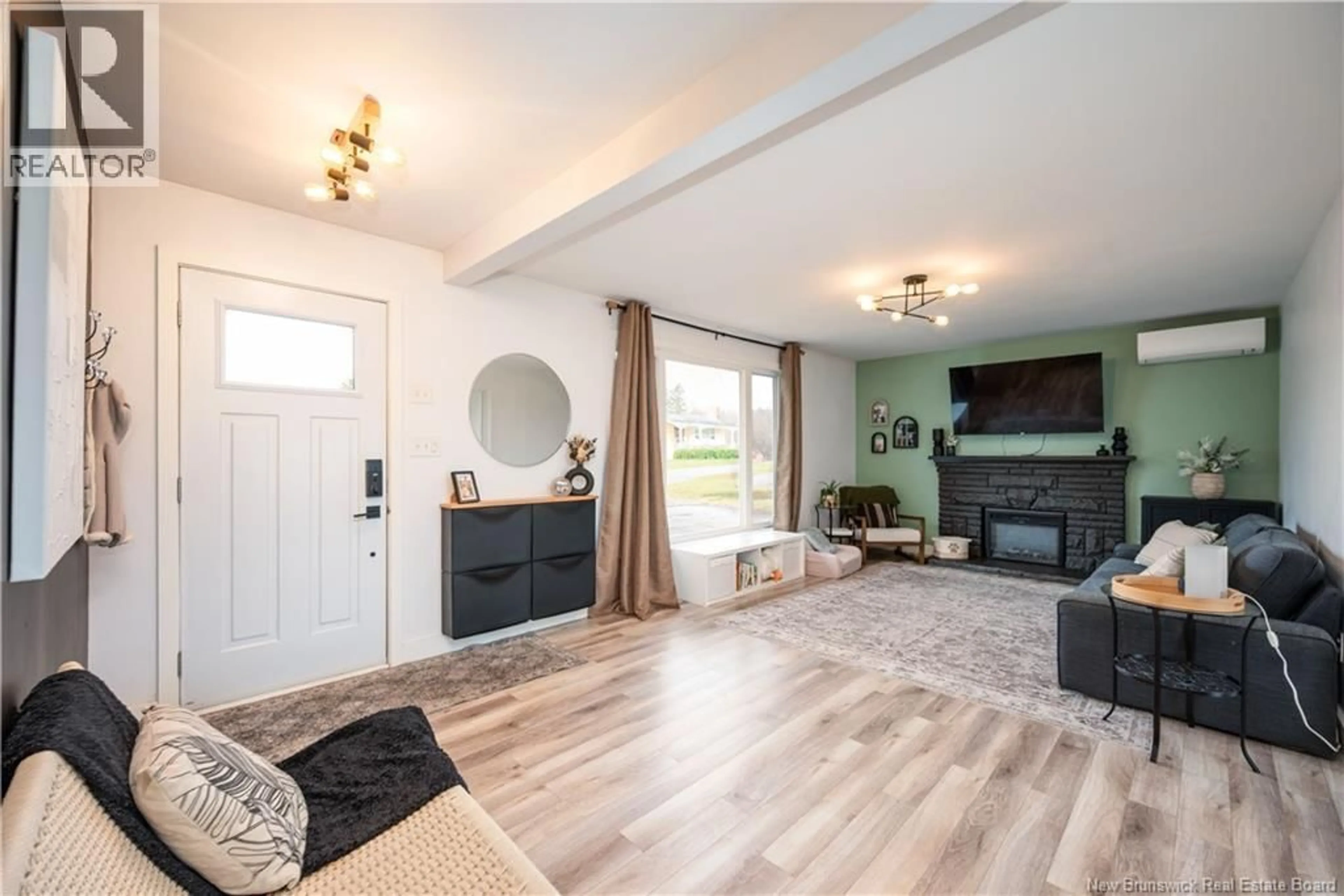 Living room with furniture, wood/laminate floor for 79 VETERANS AVENUE, Salisbury New Brunswick E4J2T1