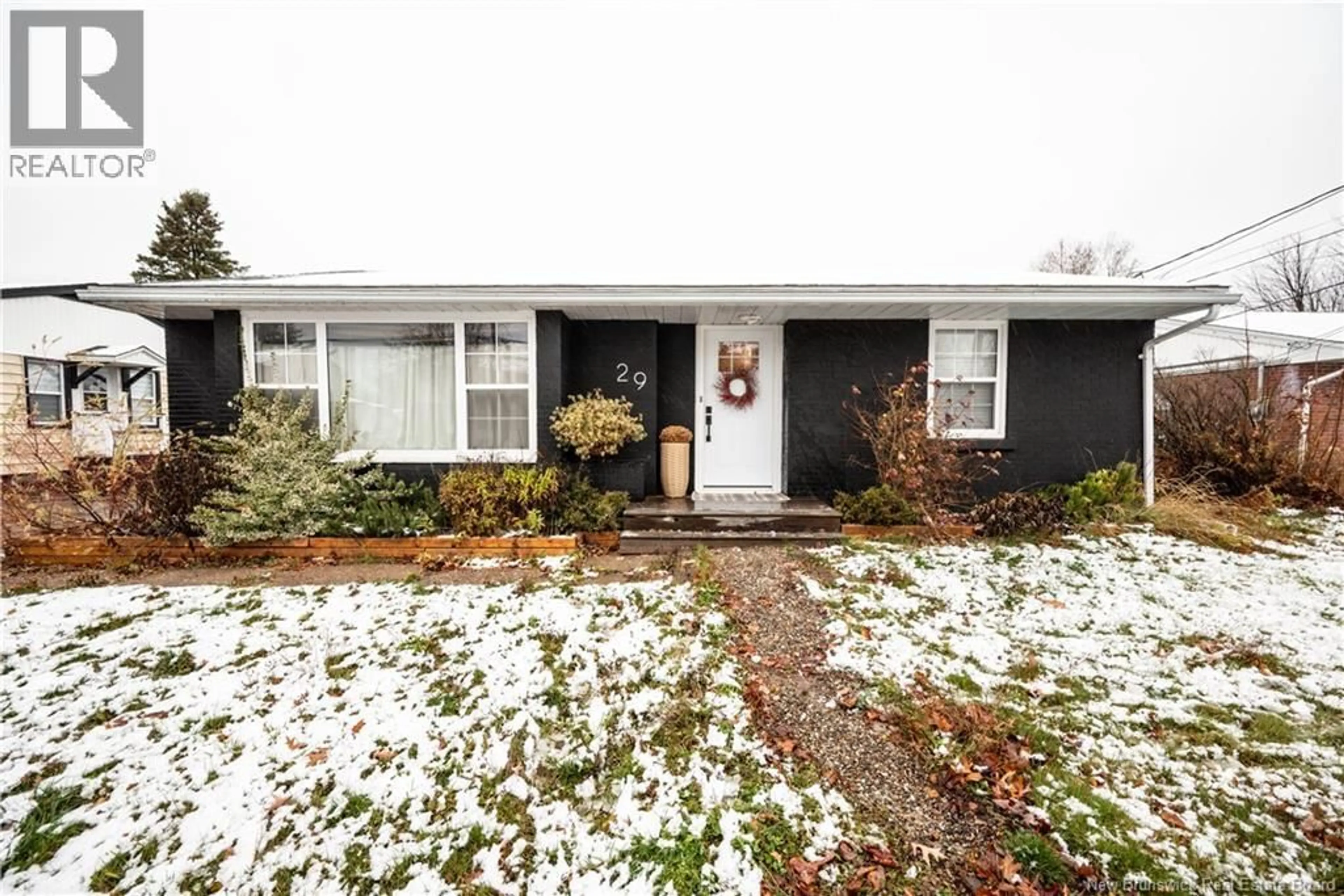 Home with vinyl exterior material, street for 29 HOWS, Moncton New Brunswick E1E1S9