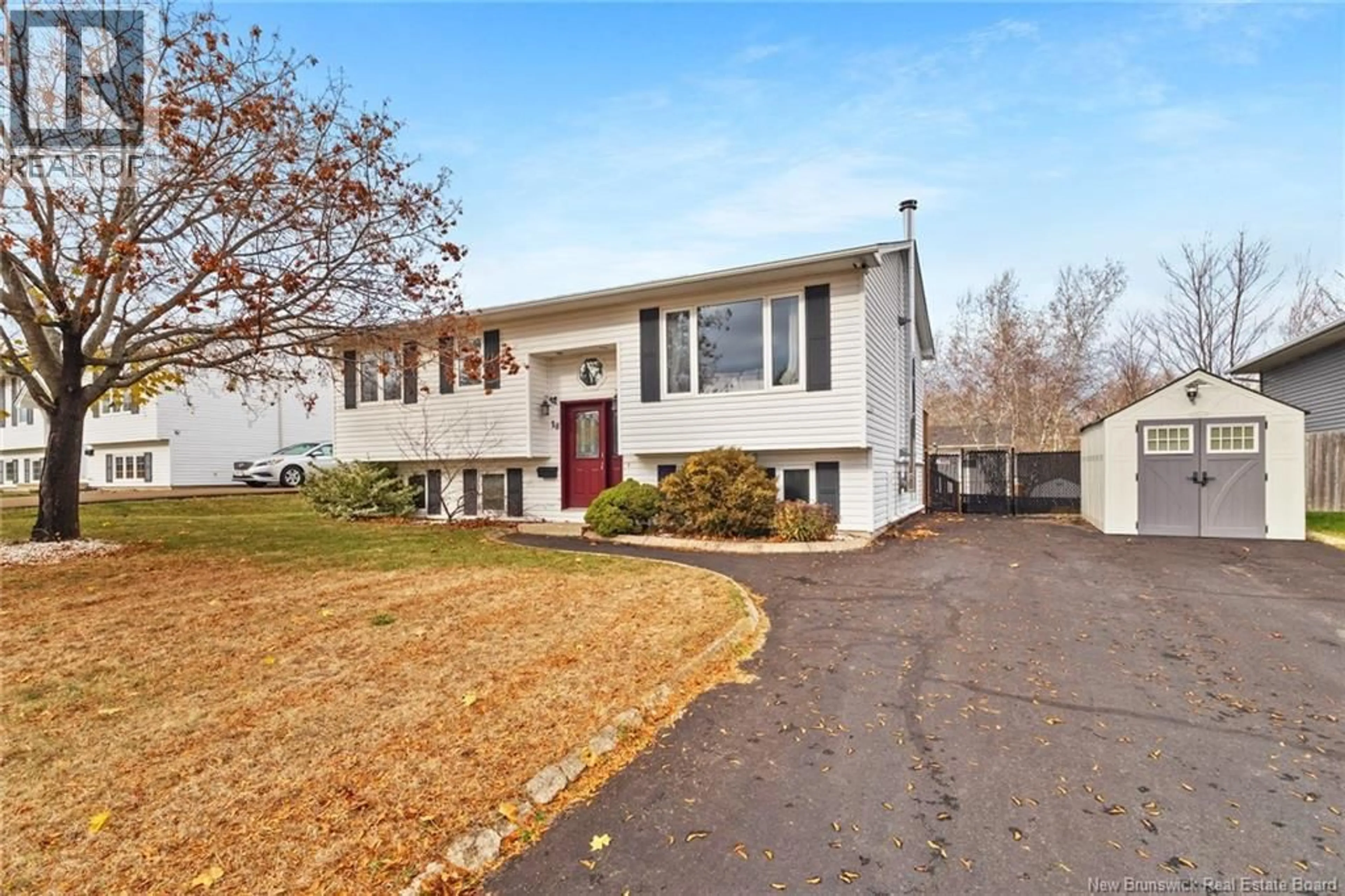 Home with vinyl exterior material, street for 10 CHATHAM AVENUE, Oromocto New Brunswick E2V2S3